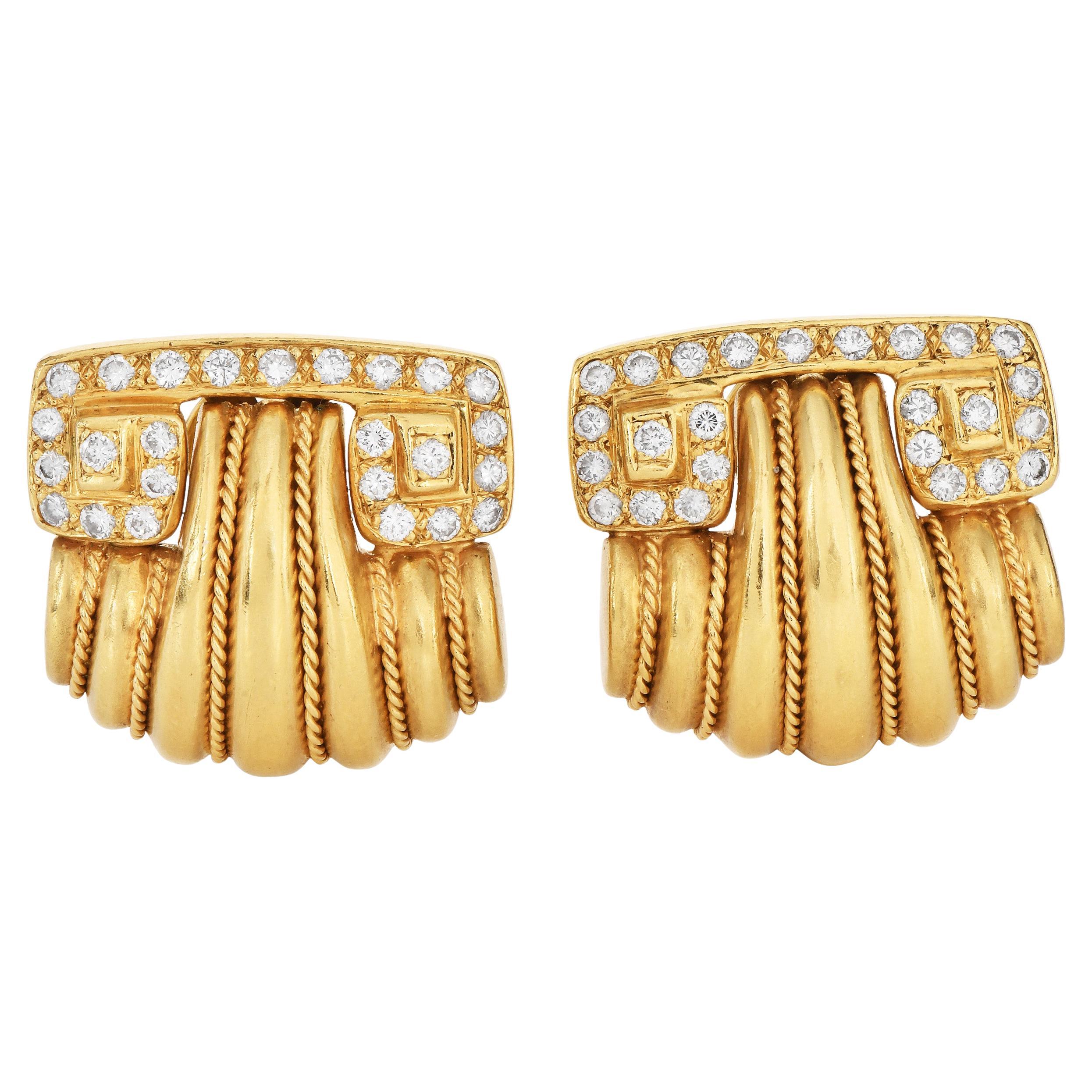 1990s 18K Gold Diamond Grooved Clip on Statement Earrings en vente