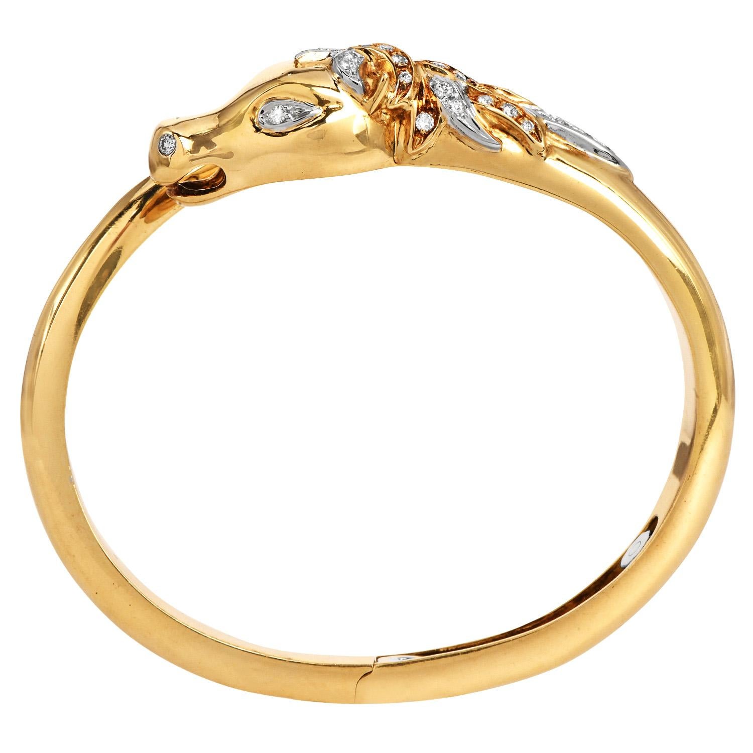 Gracieux et sculptural, cet élégant bracelet estate capture l'esprit de la beauté équestre avec une sophistication raffinée. Réalisé en or jaune et blanc 18 carats, le bracelet présente une tête de cheval magnifiquement détaillée qui s'enroule avec