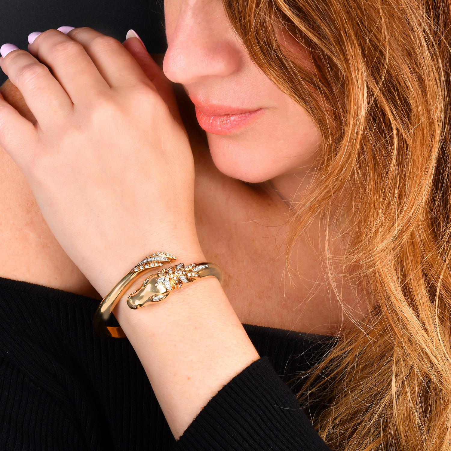 Taille ronde Bracelet jonc cheval en or 18 carats et diamants, années 1990 en vente
