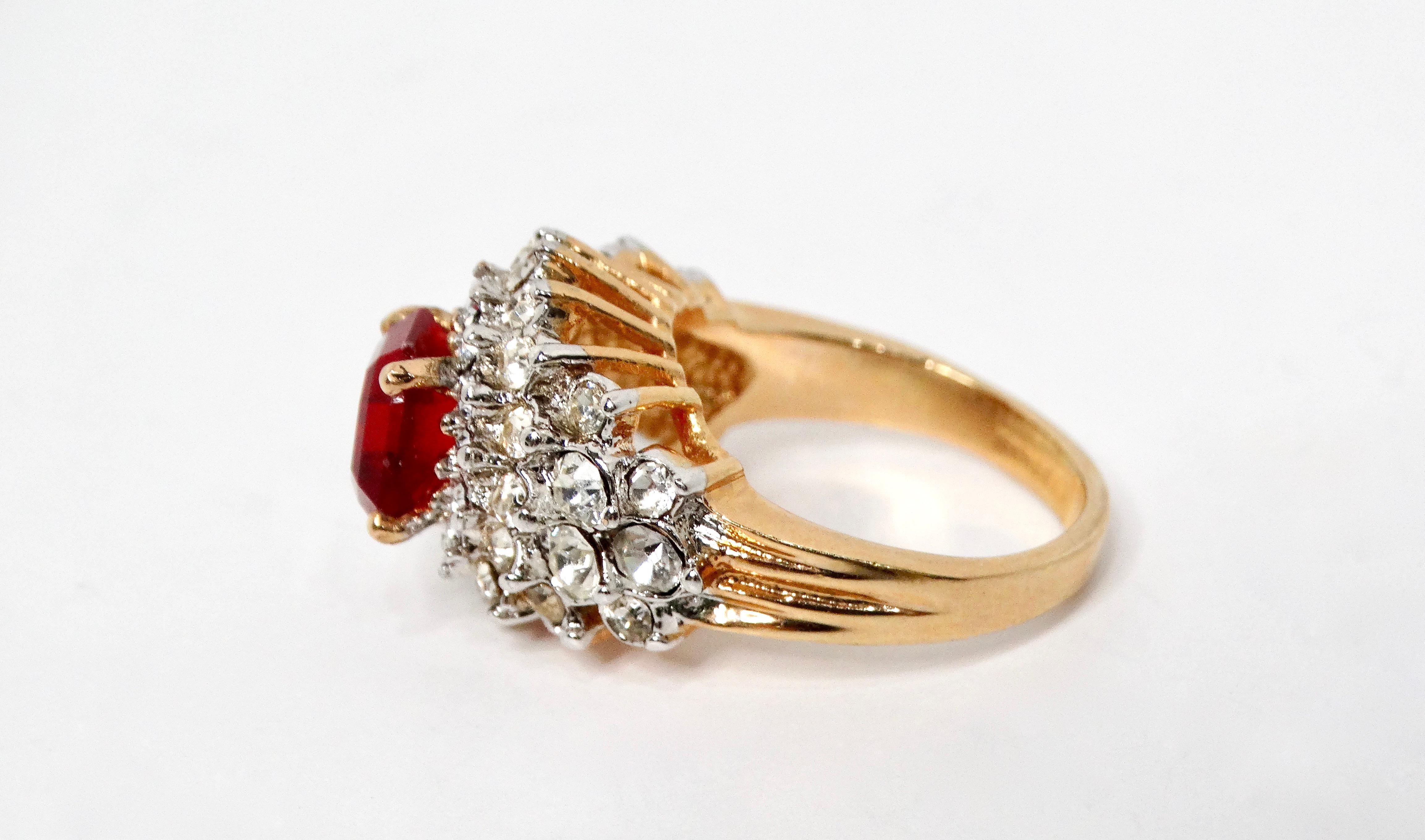1990er Jahre 18k vergoldeter Kristall-Cluster-Cocktailring mit synthetischem Rubin im Zustand „Gut“ im Angebot in Scottsdale, AZ