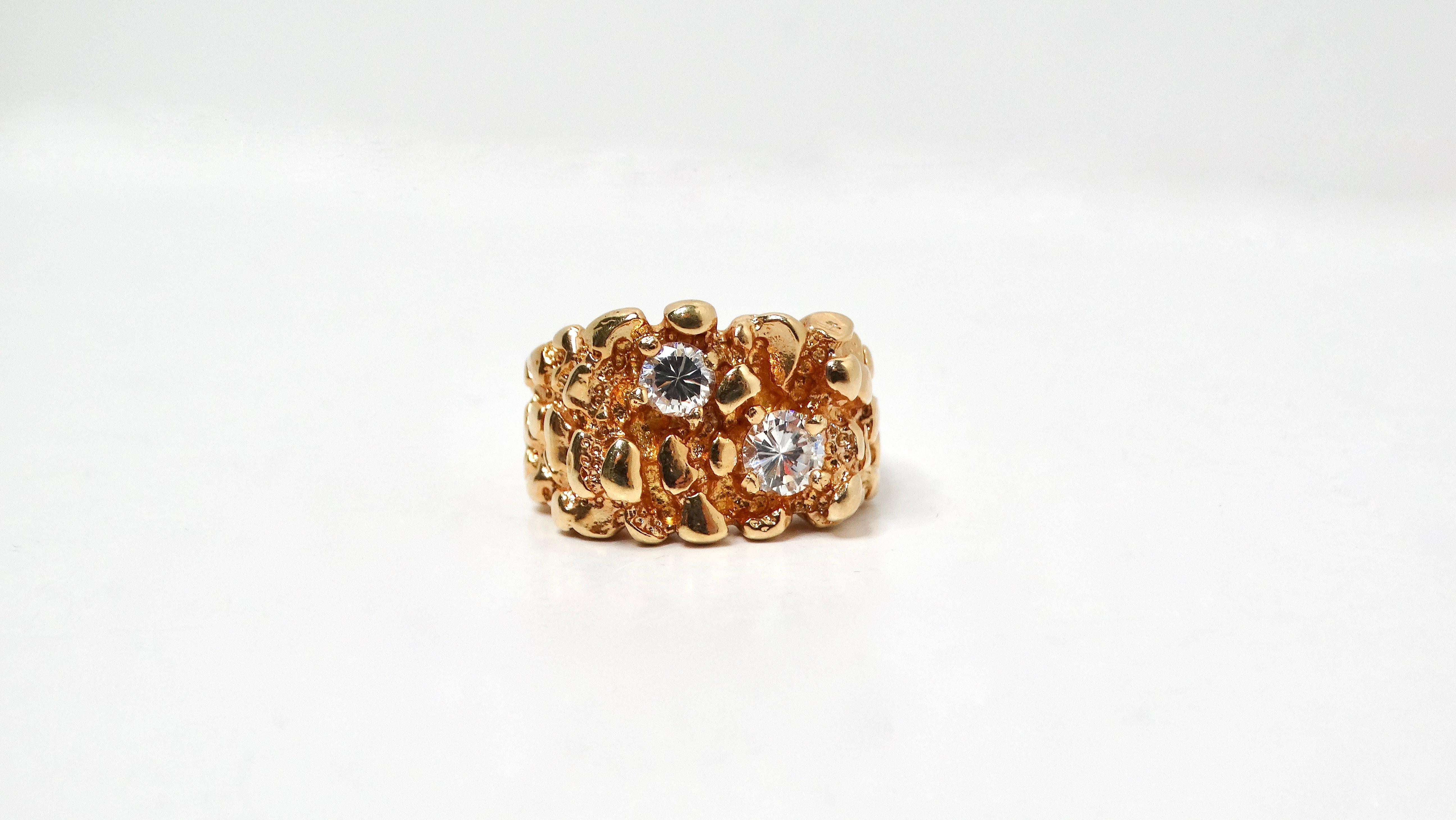Dieser atemberaubende 18k vergoldete Nugget-Cocktailring aus den 1990er Jahren verkörpert den kühnen und verspielten Geist dieser Zeit. Dieser Ring mit einem strukturierten Design, das an natürliche Nuggets erinnert, ist mit zwei auffälligen