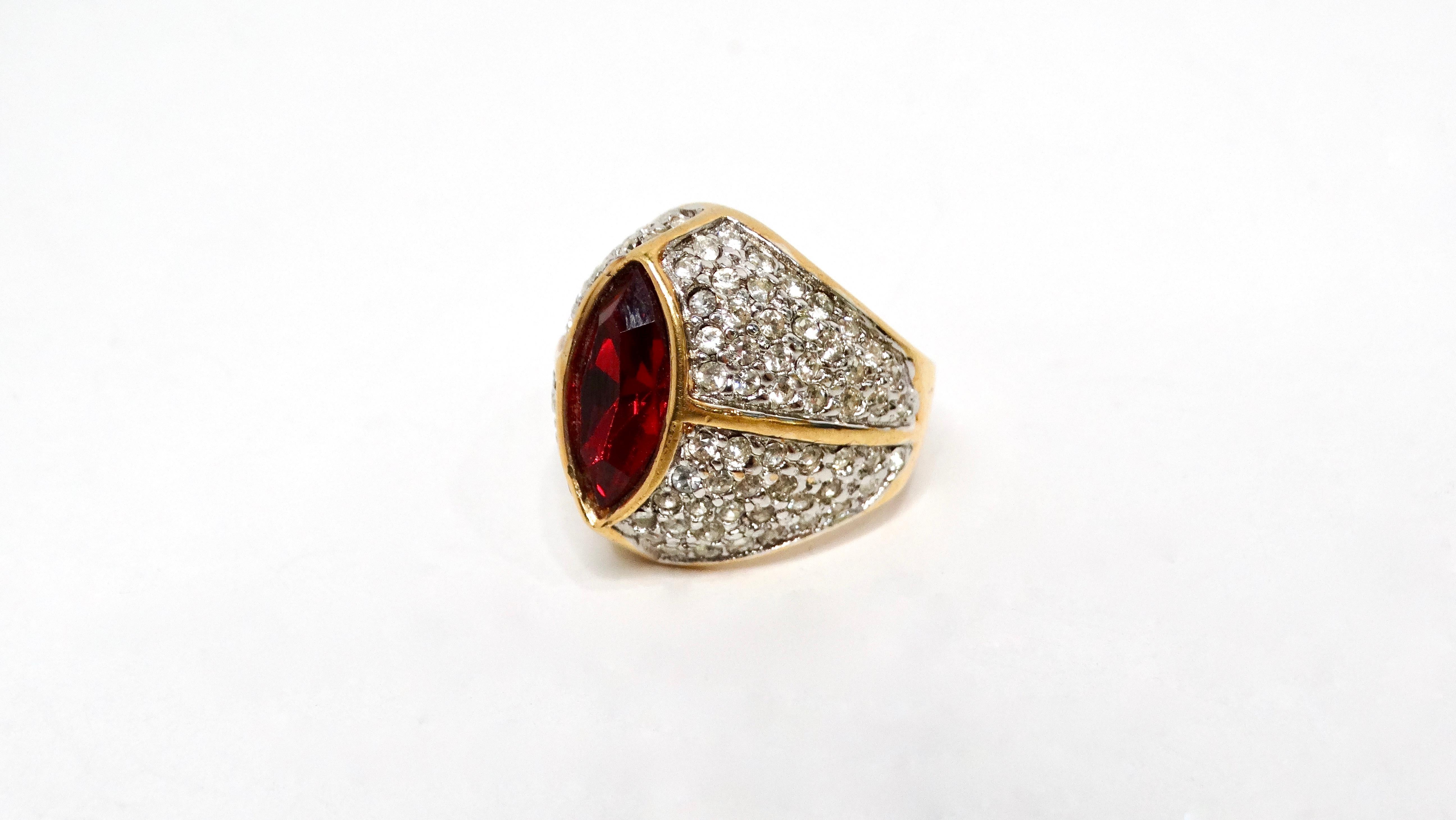Lassen Sie sich mit diesem exquisiten 18k vergoldeten Cocktailring mit rotem synthetischen Rubin und Kristall in den Glamour der 1990er Jahre entführen. Dieses Schmuckstück mit einem atemberaubenden synthetischen Rubin in Marquisform in der Mitte