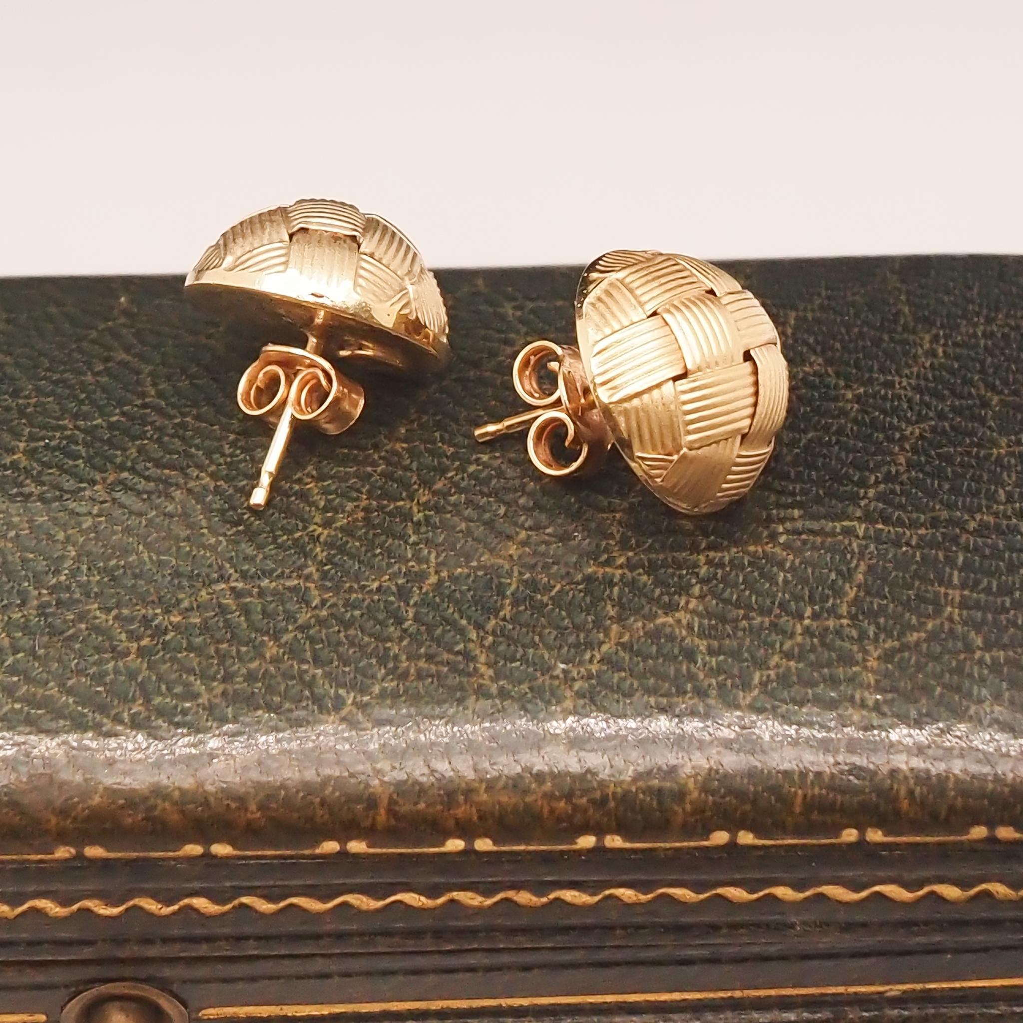 1990s 18K Yellow Gold Basket Weave Earrings In Good Condition For Sale In Hicksville, NY
