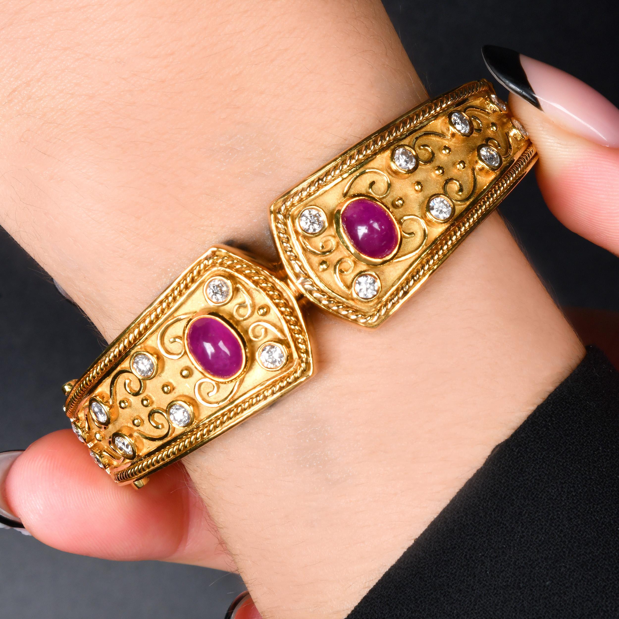 Taille cabochon 1990's  Bracelet en or jaune 18K avec rubis et diamants en vente