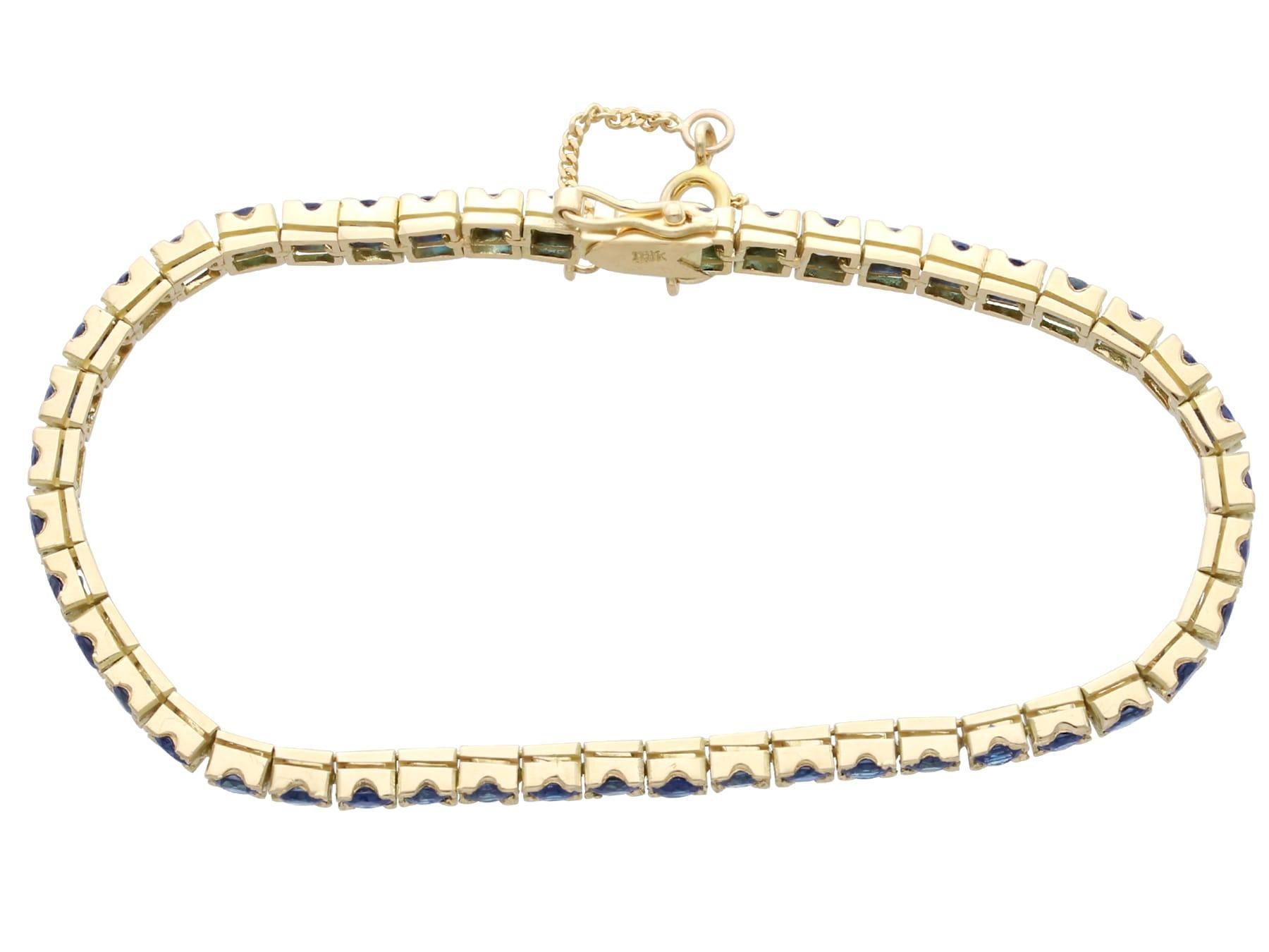 Taille ronde Bracelet tennis en or jaune 14 carats avec saphirs de 6,90 carats, années 1990 en vente