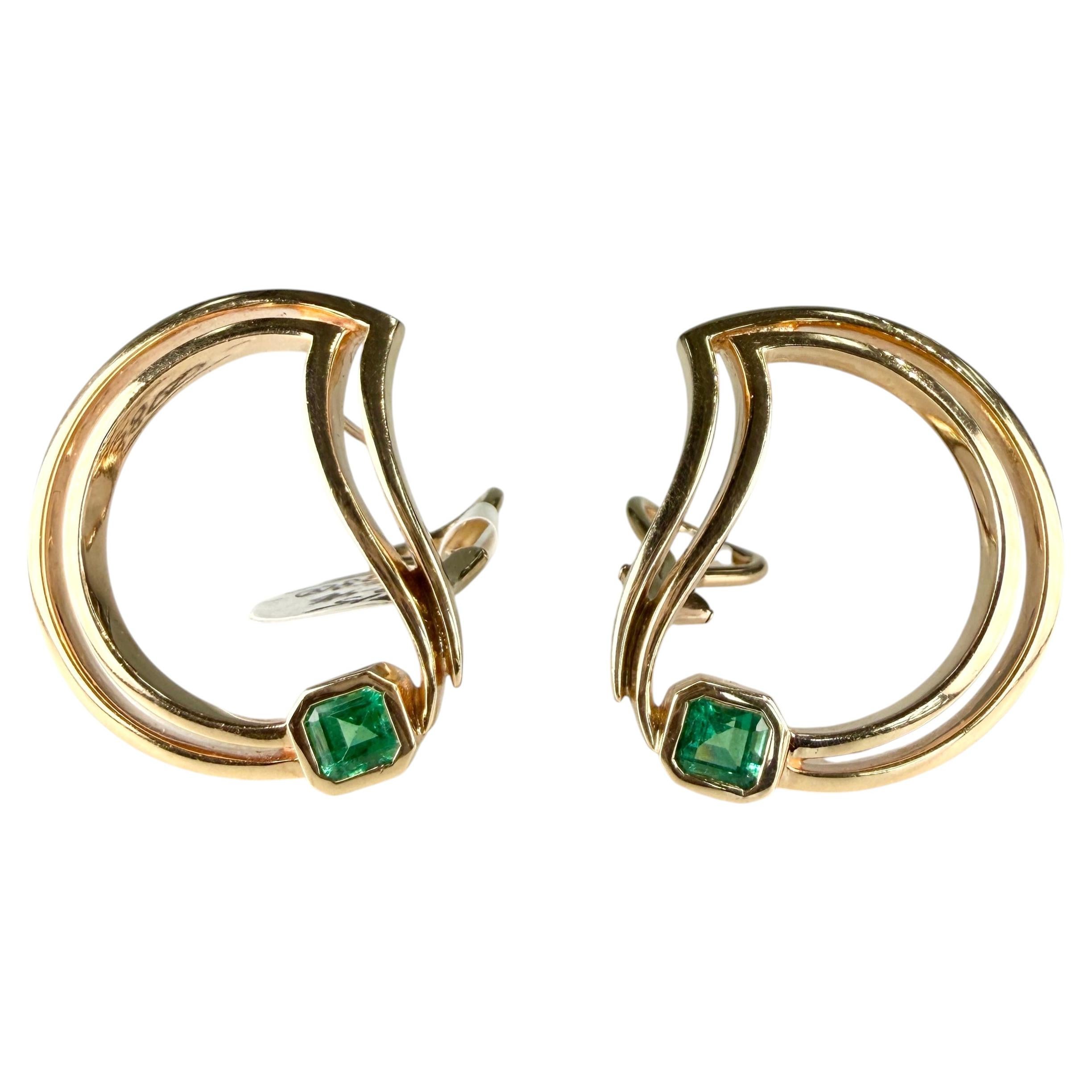 1990's Abstract Emerald "D" Statement Earrings 14k Yellow Gold en vente