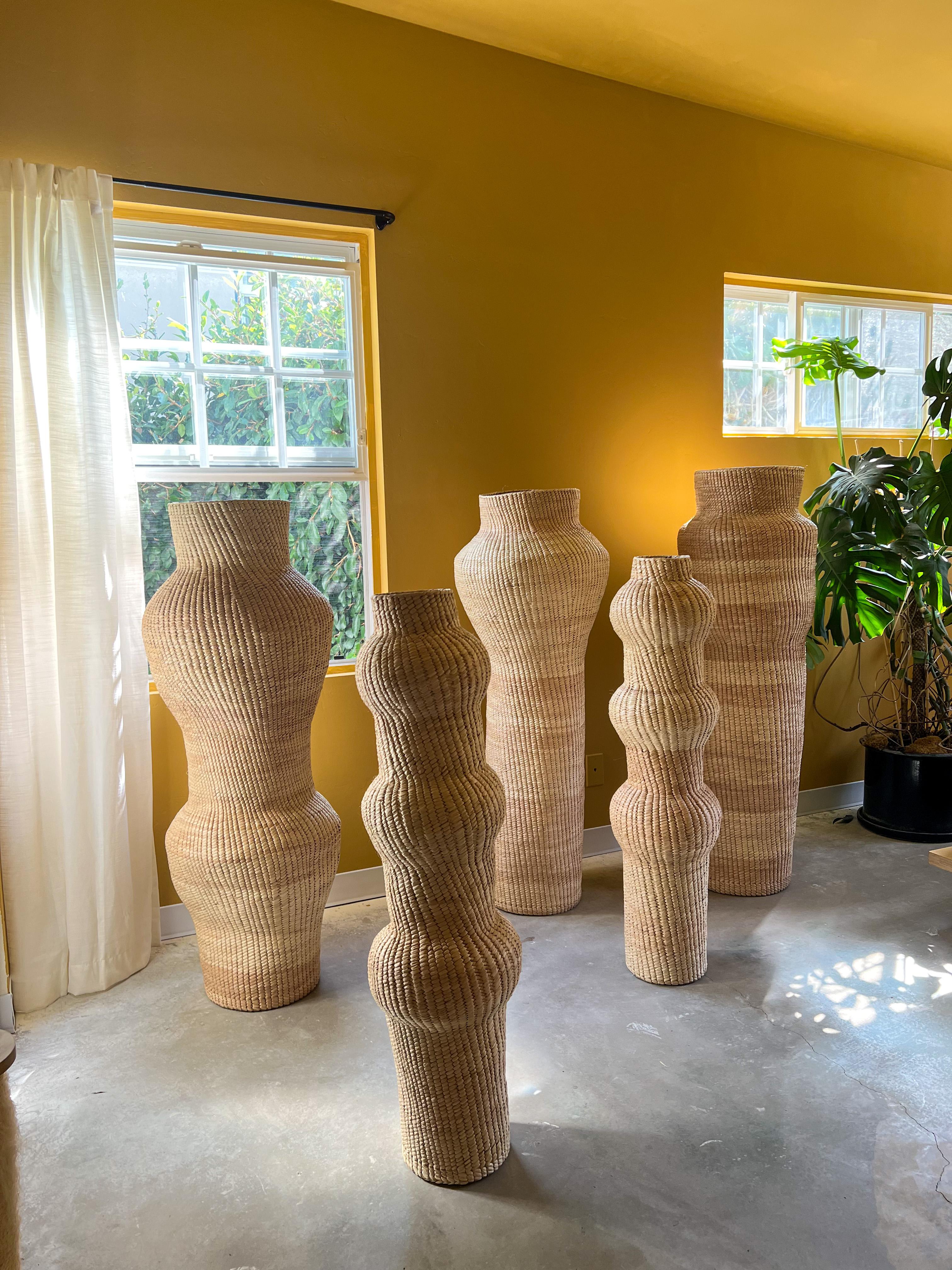 Ces sculptures surdimensionnées en palmier tressé à la main sont des chefs-d'œuvre réalisés par des artisans qualifiés à Oaxaca en utilisant les techniques traditionnelles de tressage du palmier caña transmises de génération en génération. Chaque