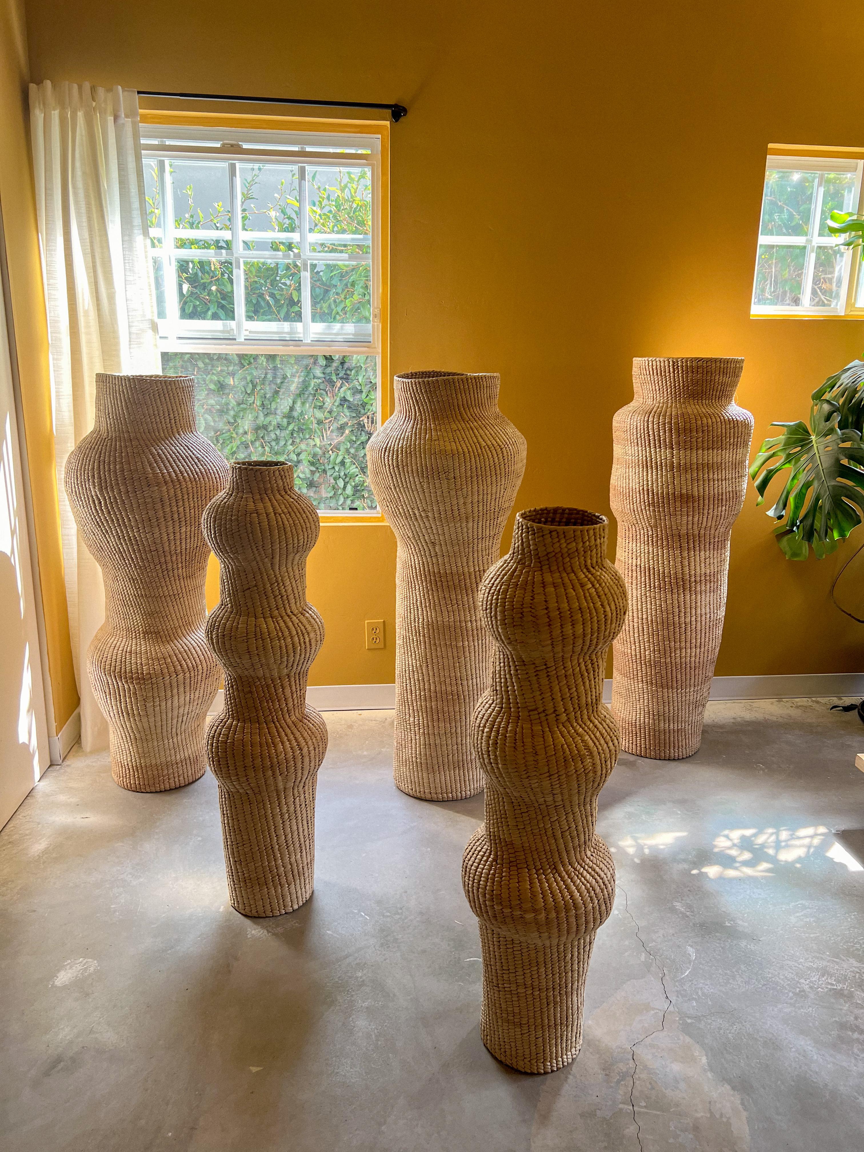 20ième siècle Sculpture abstraite en palmier tissé à la main des années 1990, petite en vente