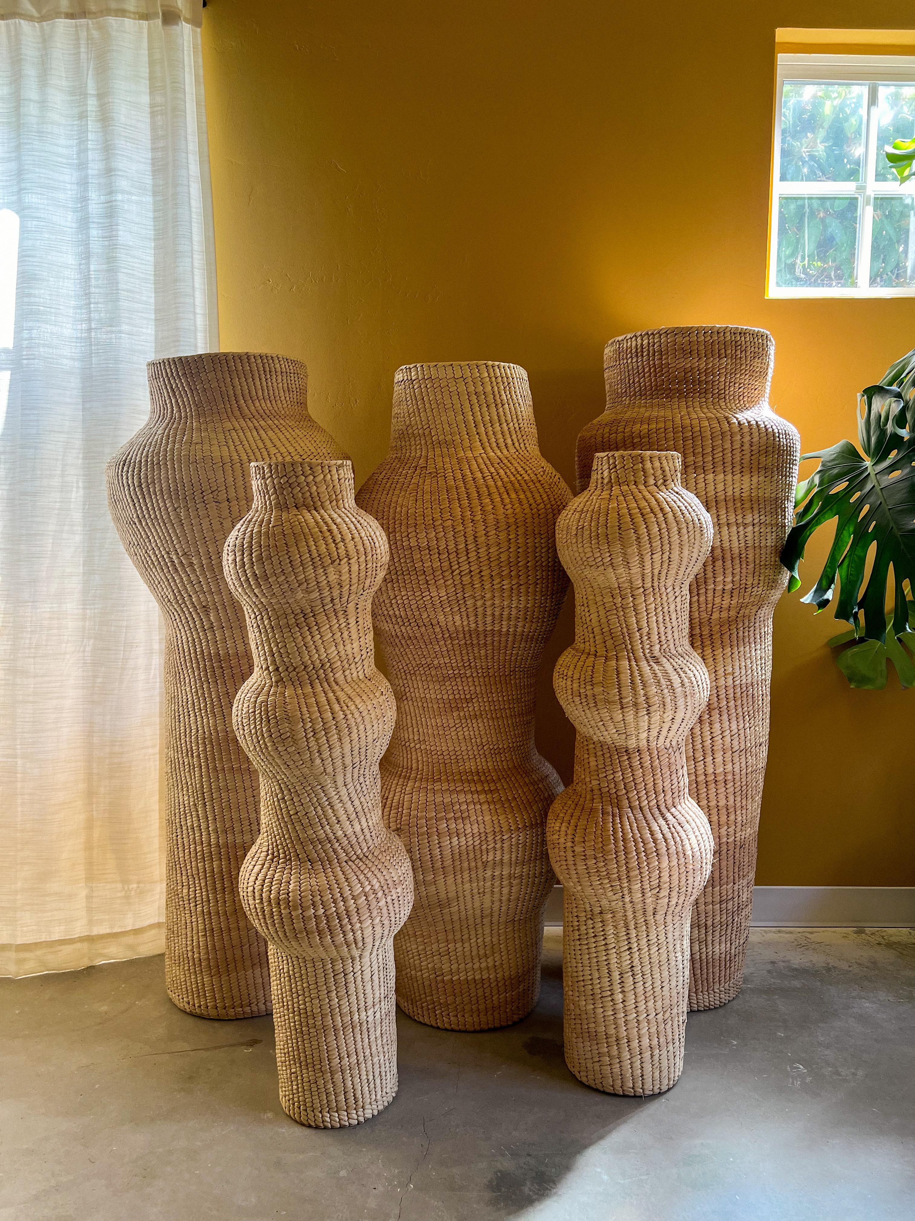 Fibre naturelle Sculpture abstraite en palmier tissé à la main des années 1990, petite en vente
