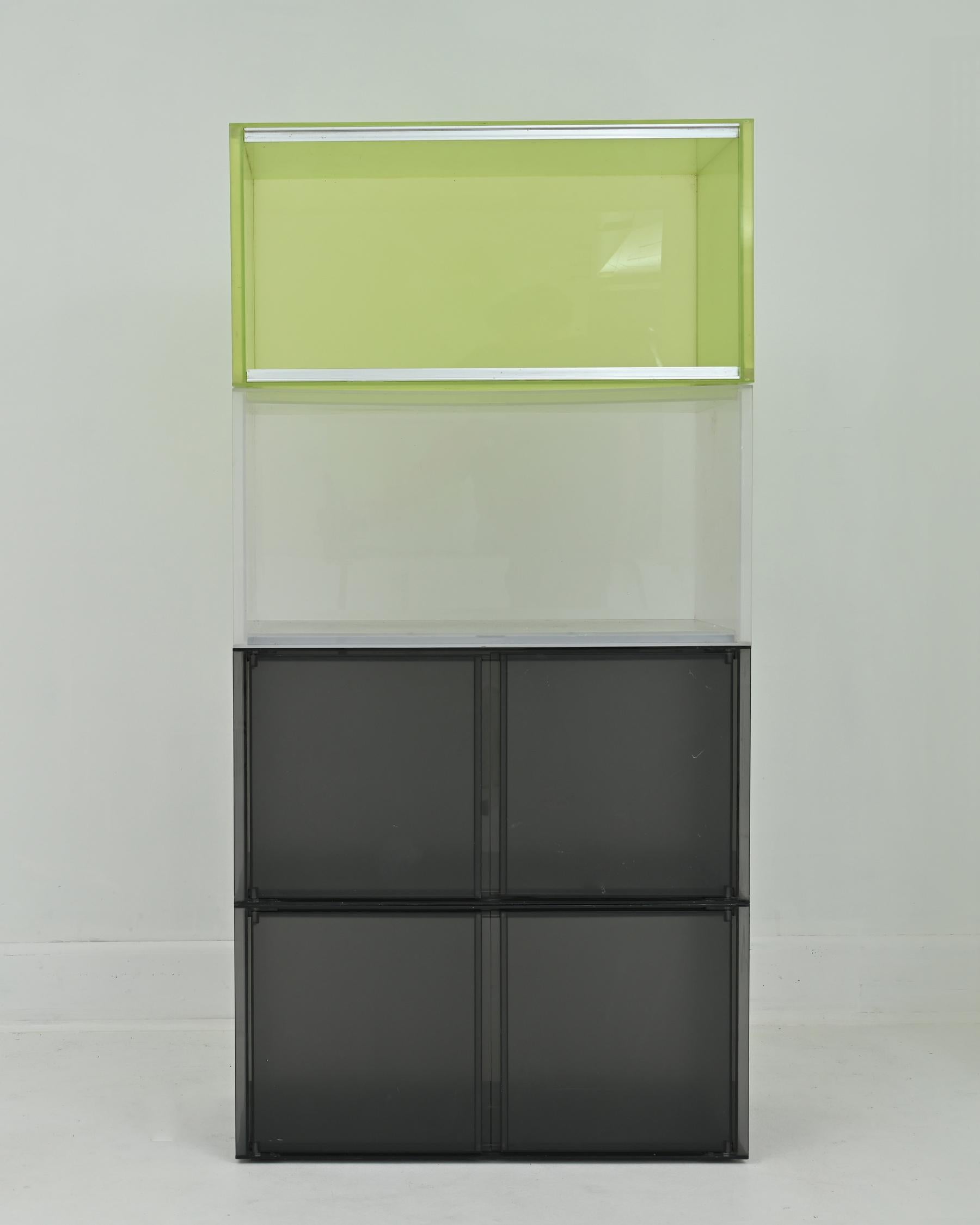 Años 90 La innovadora solución de Piero Lissoni para organizar. Fabricado en Italia. El elemento central del Uno es un recipiente de tubos paralelos de PMMA. Dos de los elementos de la base están equipados con puertas. Las piezas modulares pueden