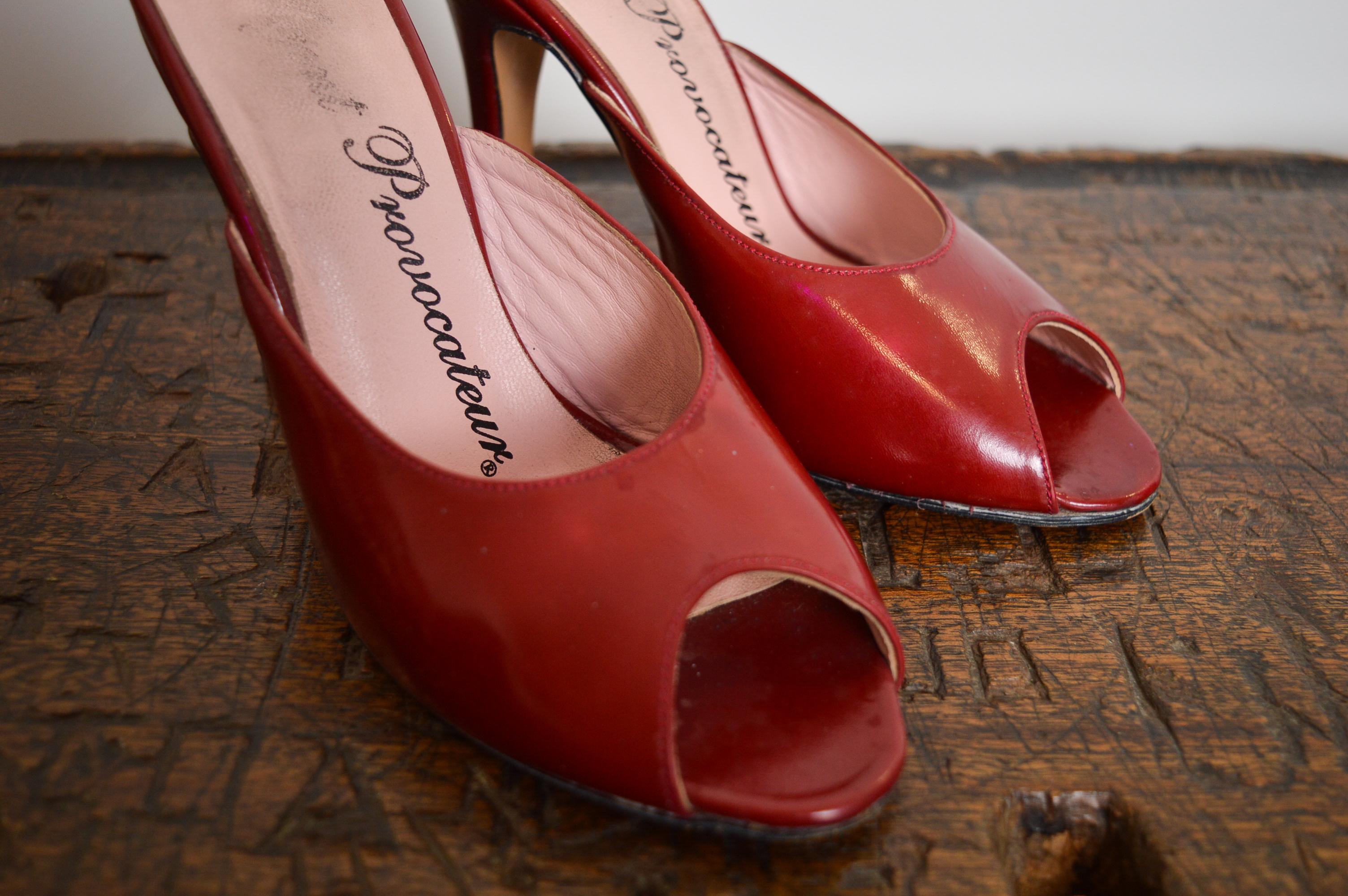1990s Agent Provocateur Patent Shiny Ruby Red Leather mules slip on kitten Heels en venta 8