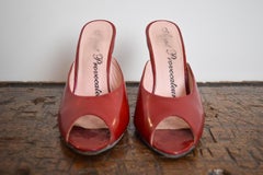 1990er Agent Provocateur Lack glänzende Rubinrote Leder mules Slip auf kittenabsatz Heels