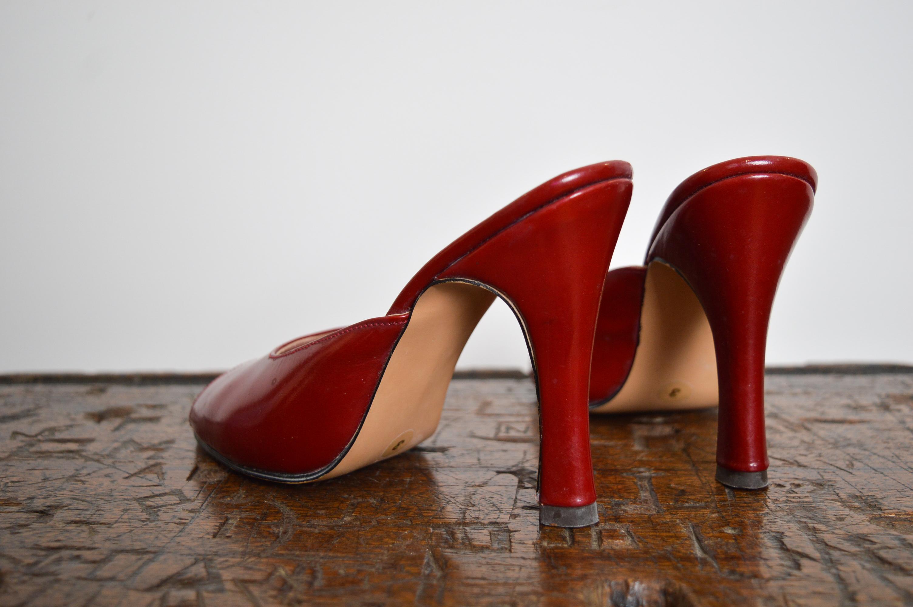1990s Agent Provocateur Patent Shiny Ruby Red Leather mules slip on kitten Heels Marrón en venta