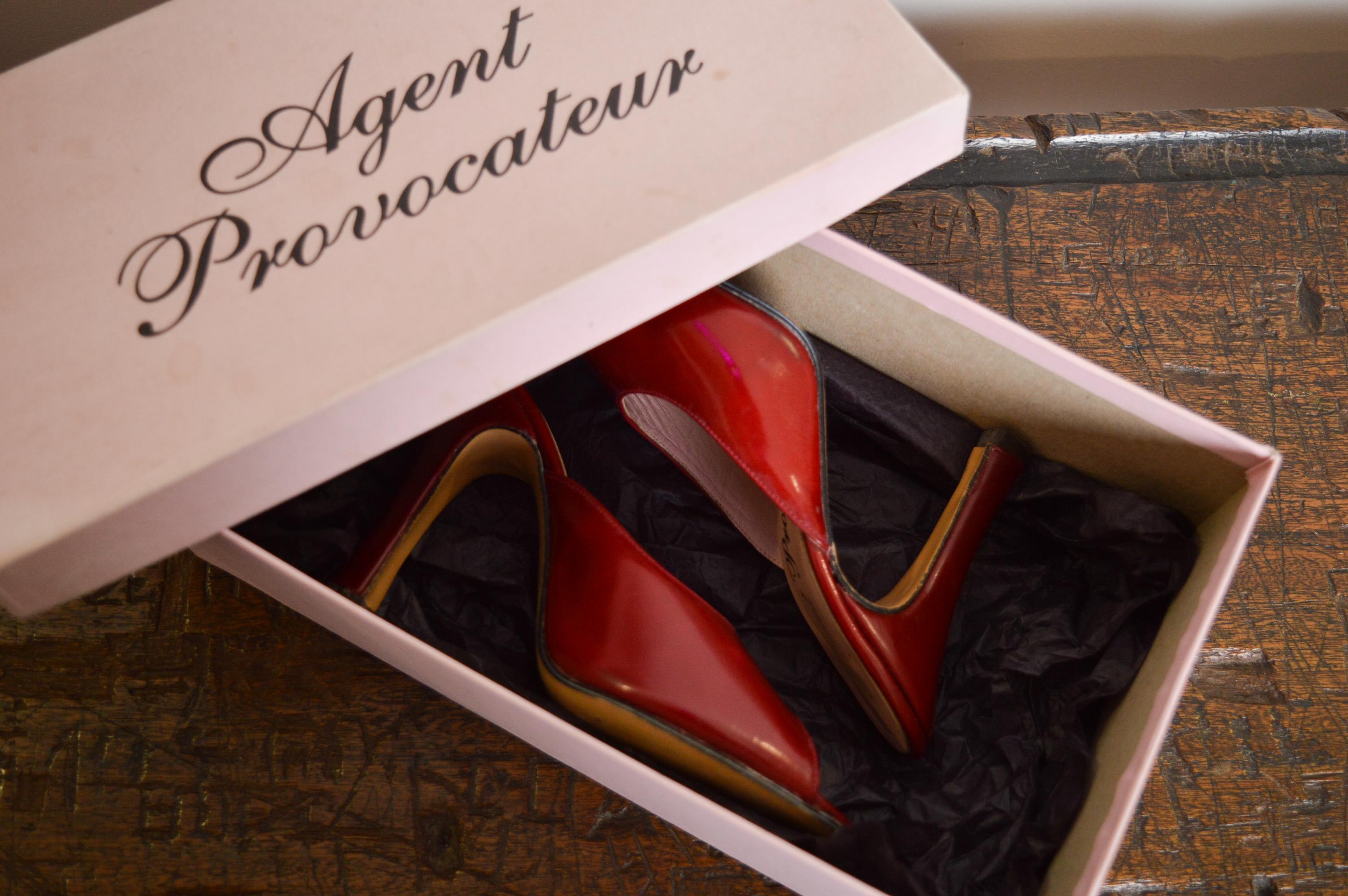 1990s Agent Provocateur Patent Shiny Ruby Red Leather mules slip on kitten Heels en Bueno estado para la venta en Sheffield, GB
