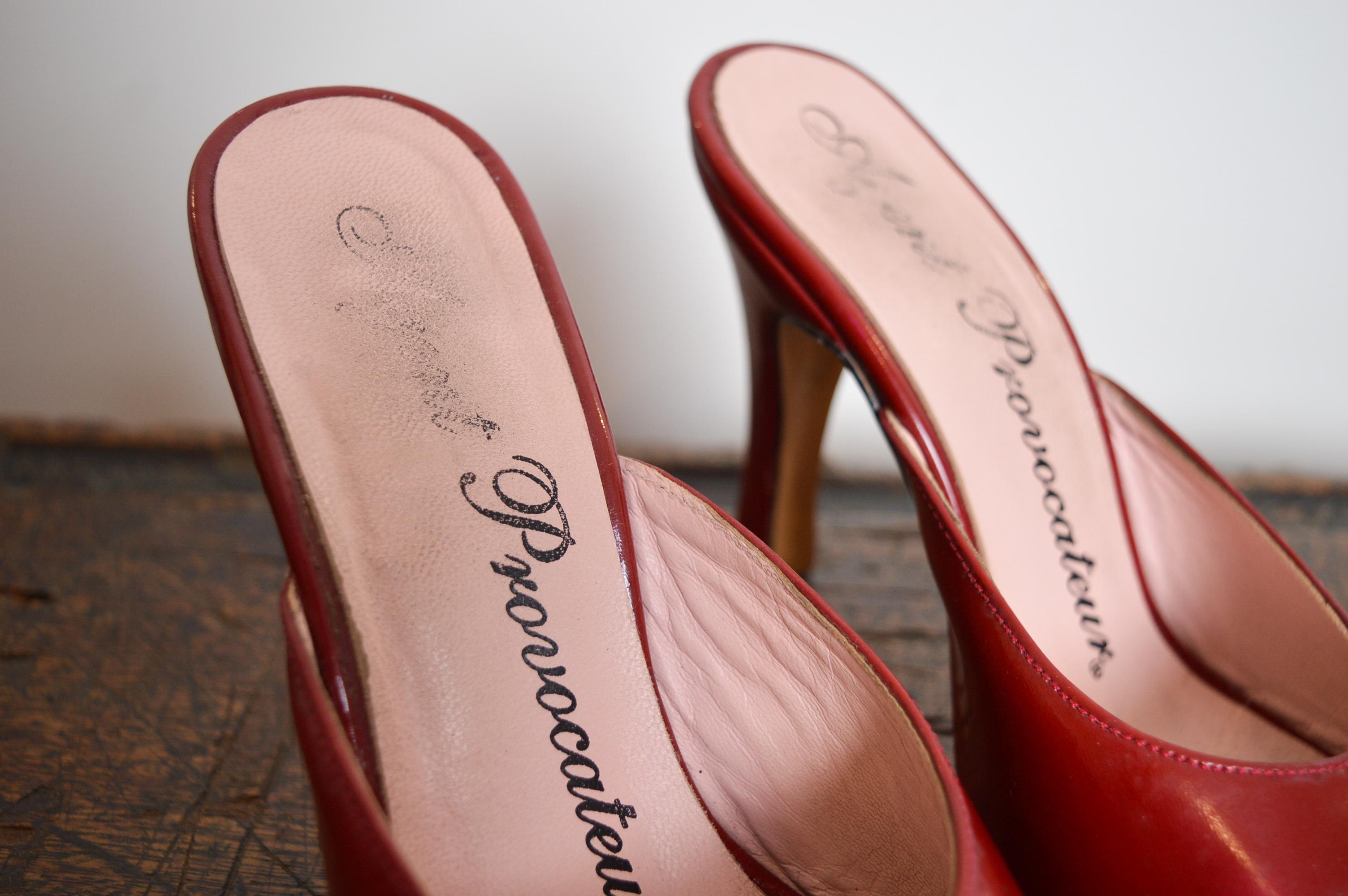 De las mujeres 1990s Agent Provocateur Patent Shiny Ruby Red Leather mules slip on kitten Heels en venta