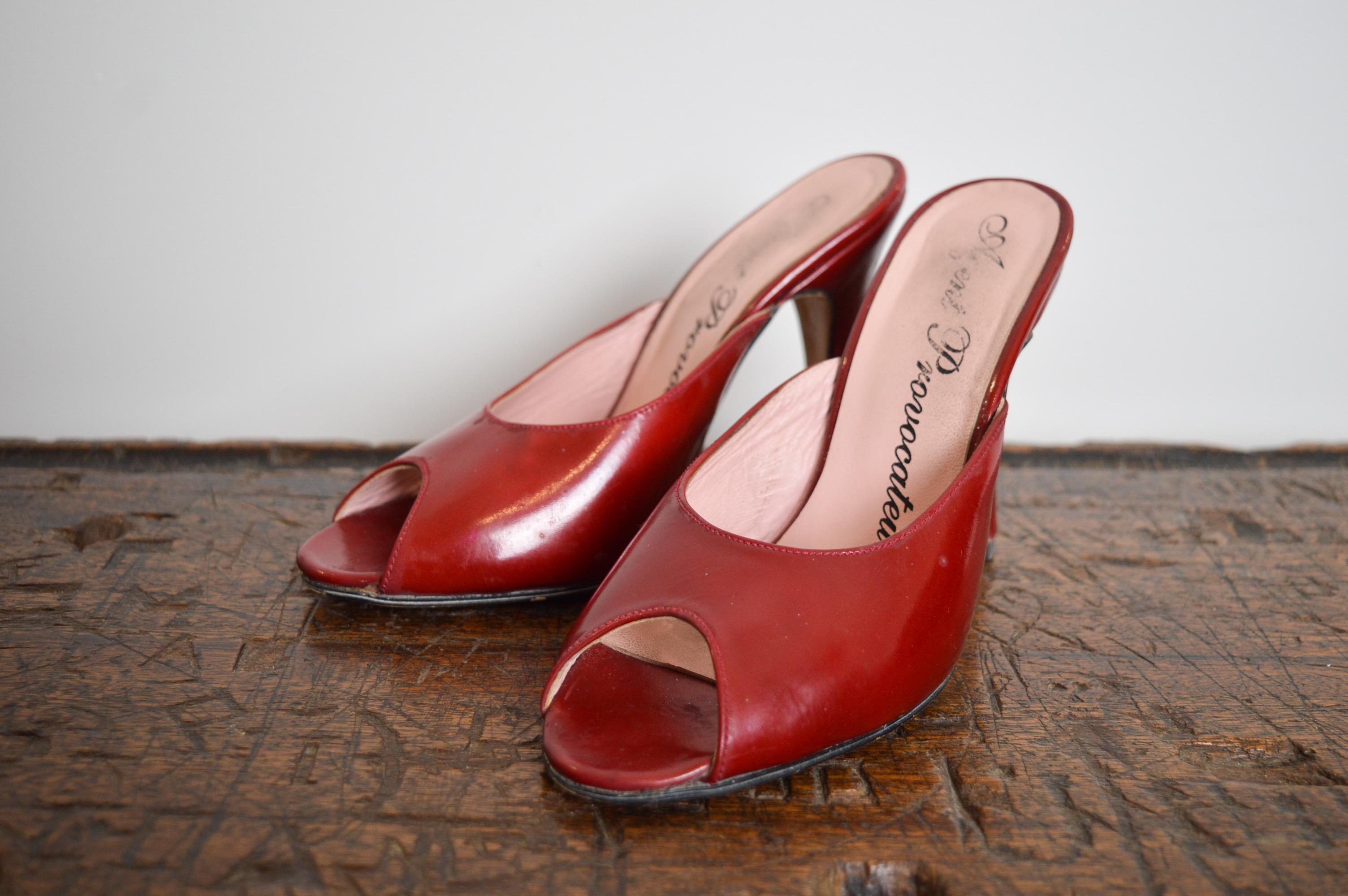 1990s Agent Provocateur Patent Shiny Ruby Red Leather mules slip on kitten Heels en venta 1