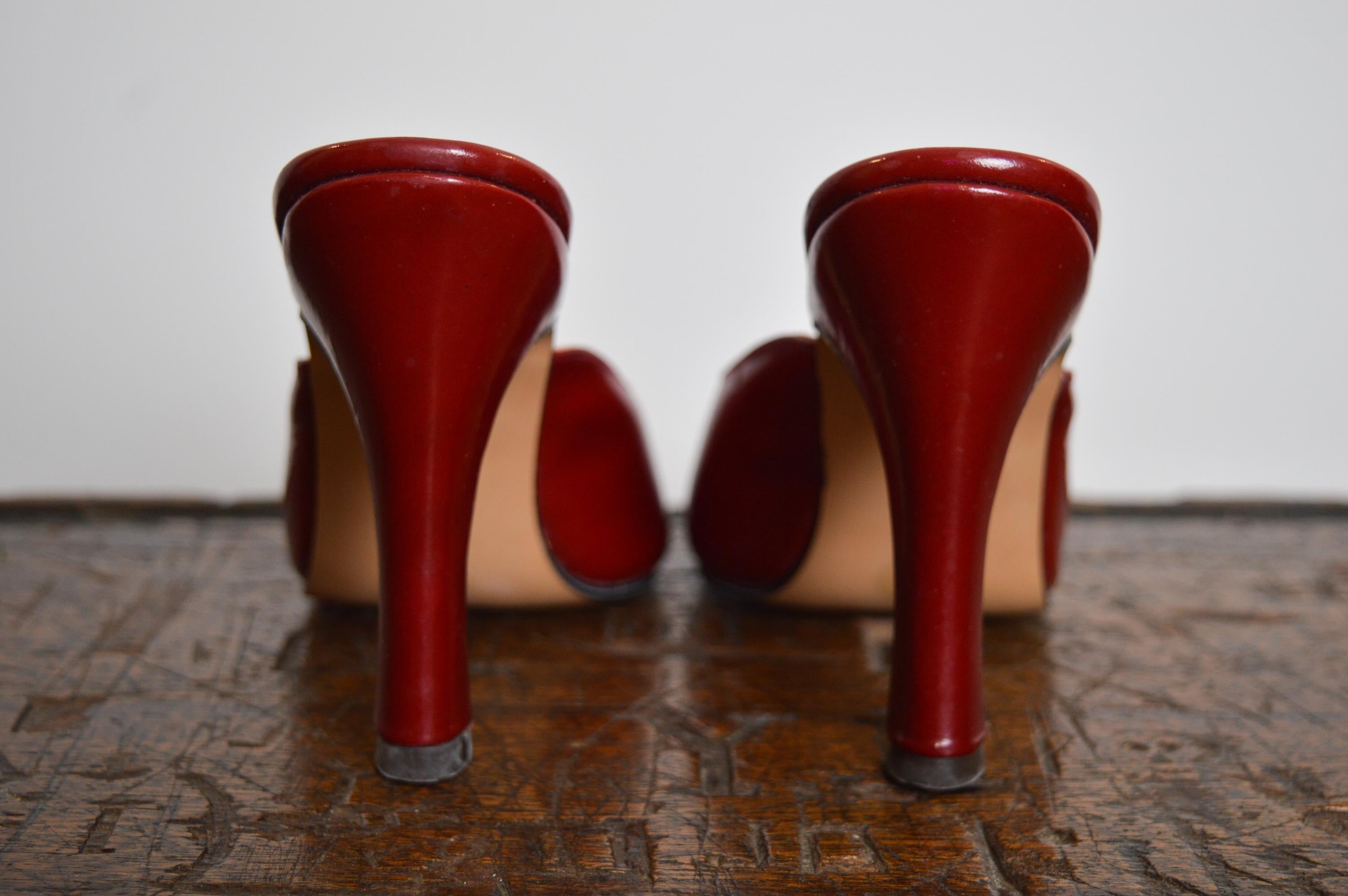 1990s Agent Provocateur Patent Shiny Ruby Red Leather mules slip on kitten Heels en venta 2