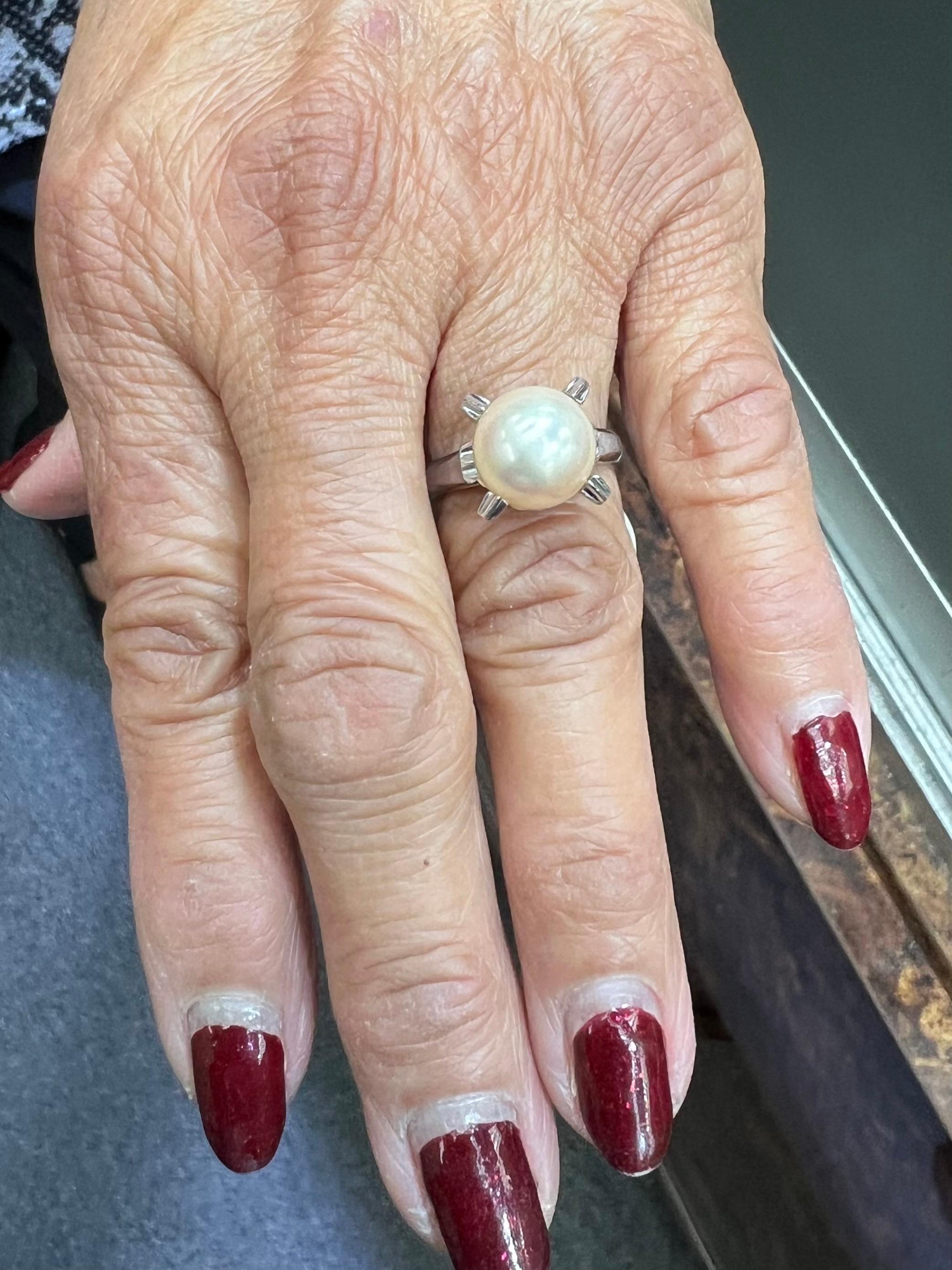 1990s  10mm Akoya Perle Solitär Platin Ring.

Der Akoya-Perlen-Solitärring aus Platin aus den 1990er Jahren ist mit einer 10 mm großen, glänzenden, cremeweißen Perle besetzt.  Er ist zwischen vier Zacken eingebettet.  Sehr elegant und einfach
