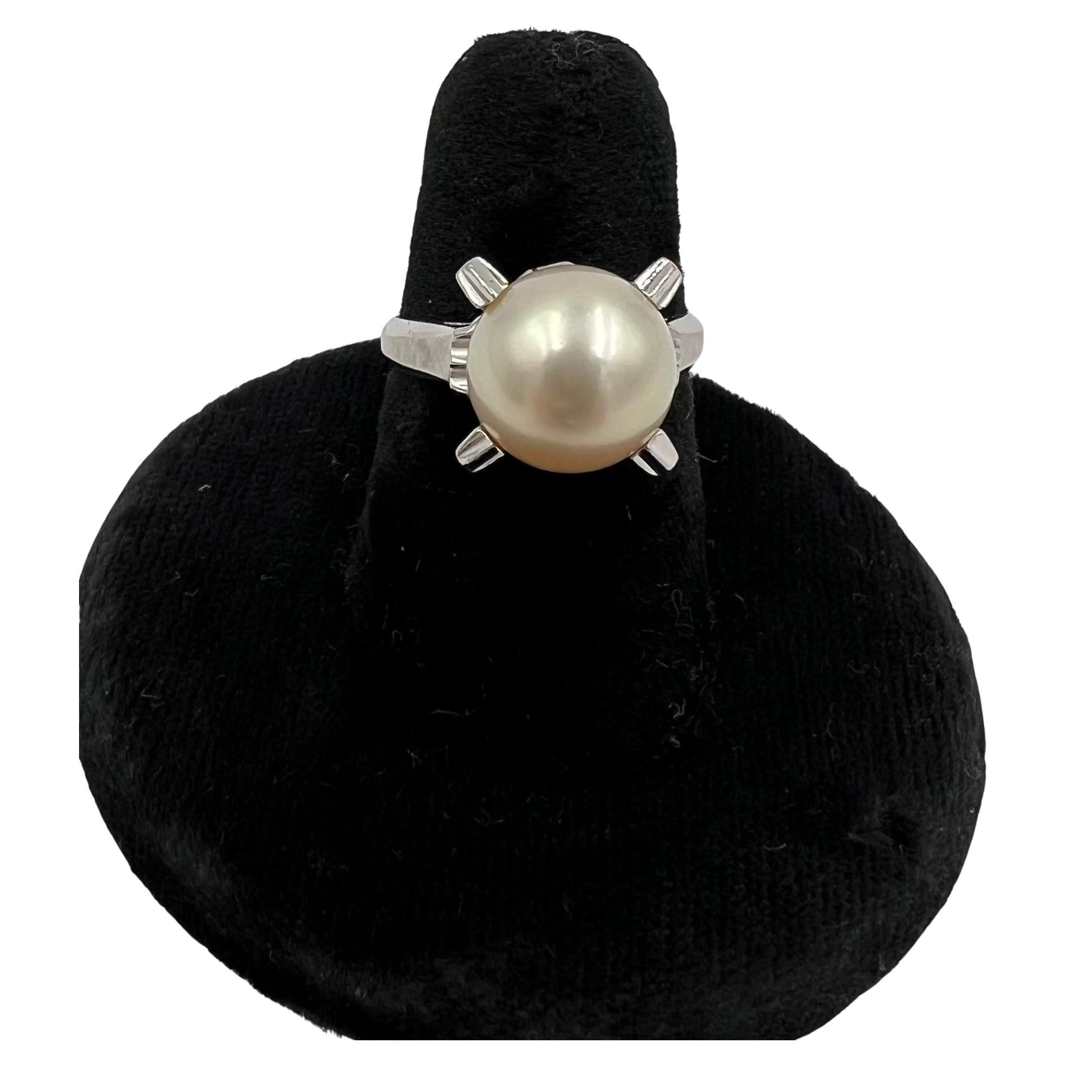 Bague solitaire en platine Akoya des années 1990