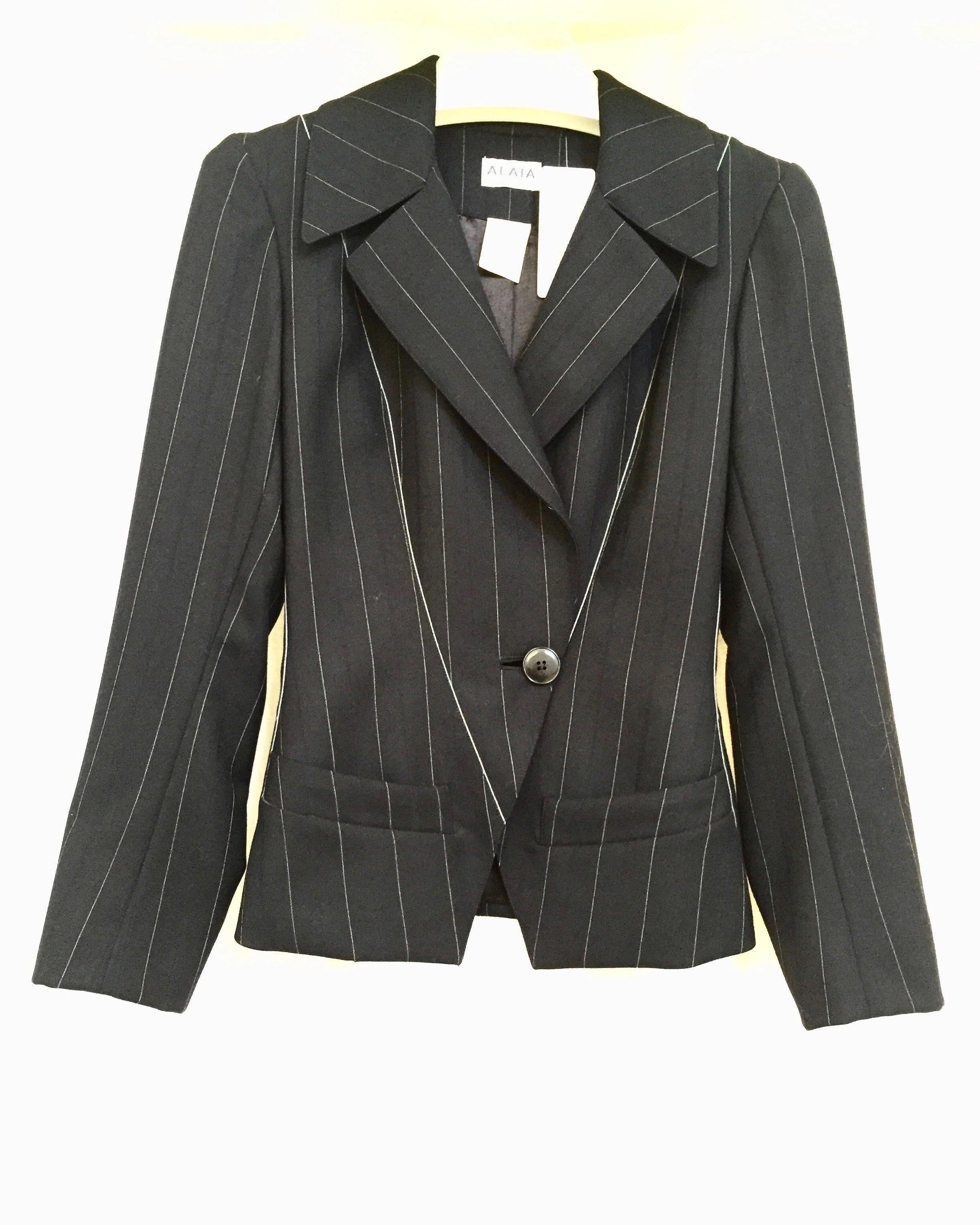 Vintage 1990s ALAIA Black and Grey Pin striped Fitted Jacket. Blazer lined in silk.
Size : 4
BUST: 34 INCH
WAIST: 27 INCH
HIP : 34 INCH
