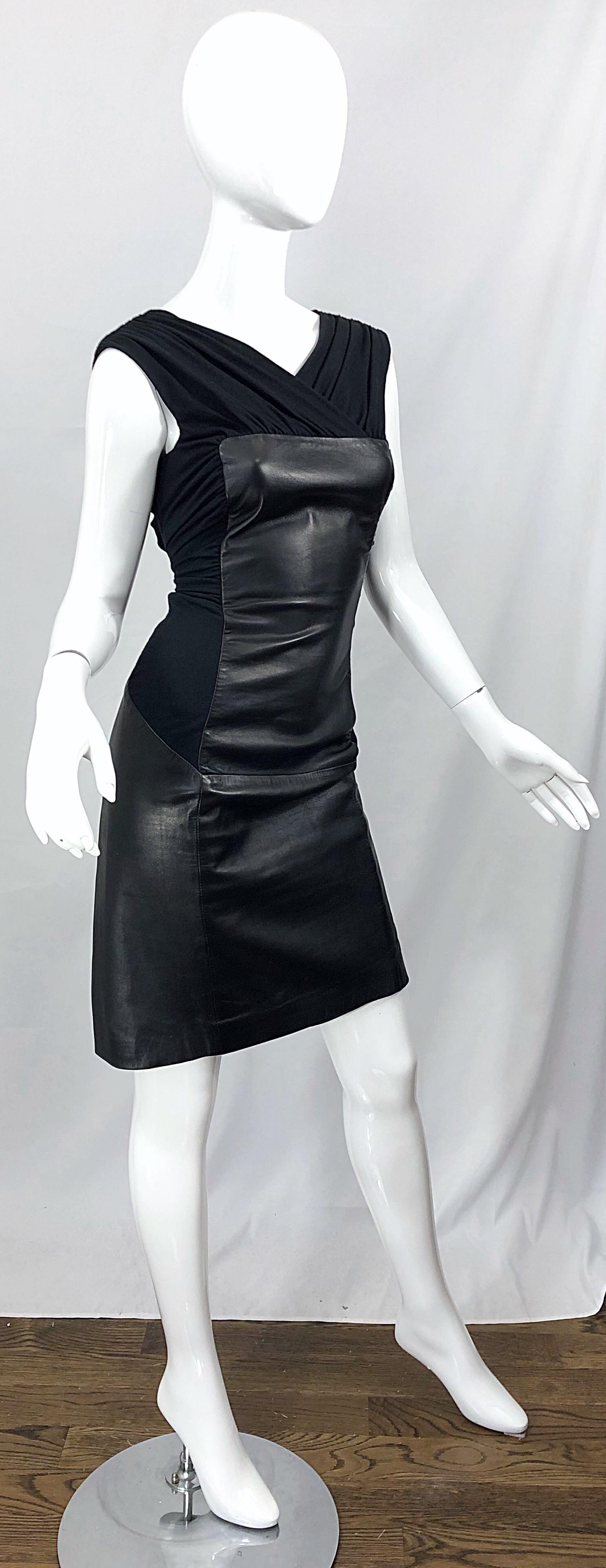 Alberta Ferretti - Robe fourreau noire vintage en cuir, taille 8, LBD, années 1990 Pour femmes en vente