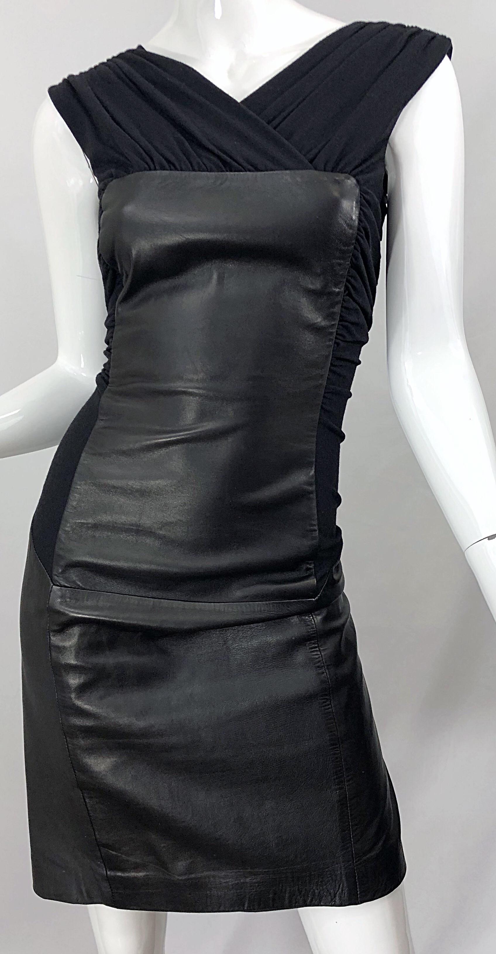 Alberta Ferretti - Robe fourreau noire vintage en cuir, taille 8, LBD, années 1990 en vente 3