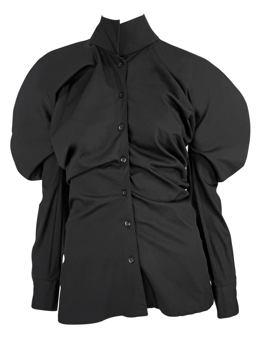 Datant des années 1990, cette blouse noire Alexander McQueen est confectionnée en coton structuré et présente des épaules arrondies exagérées, une taille ajustée et un devant sculptural et boutonné. Le col montant et les fronces précises au niveau