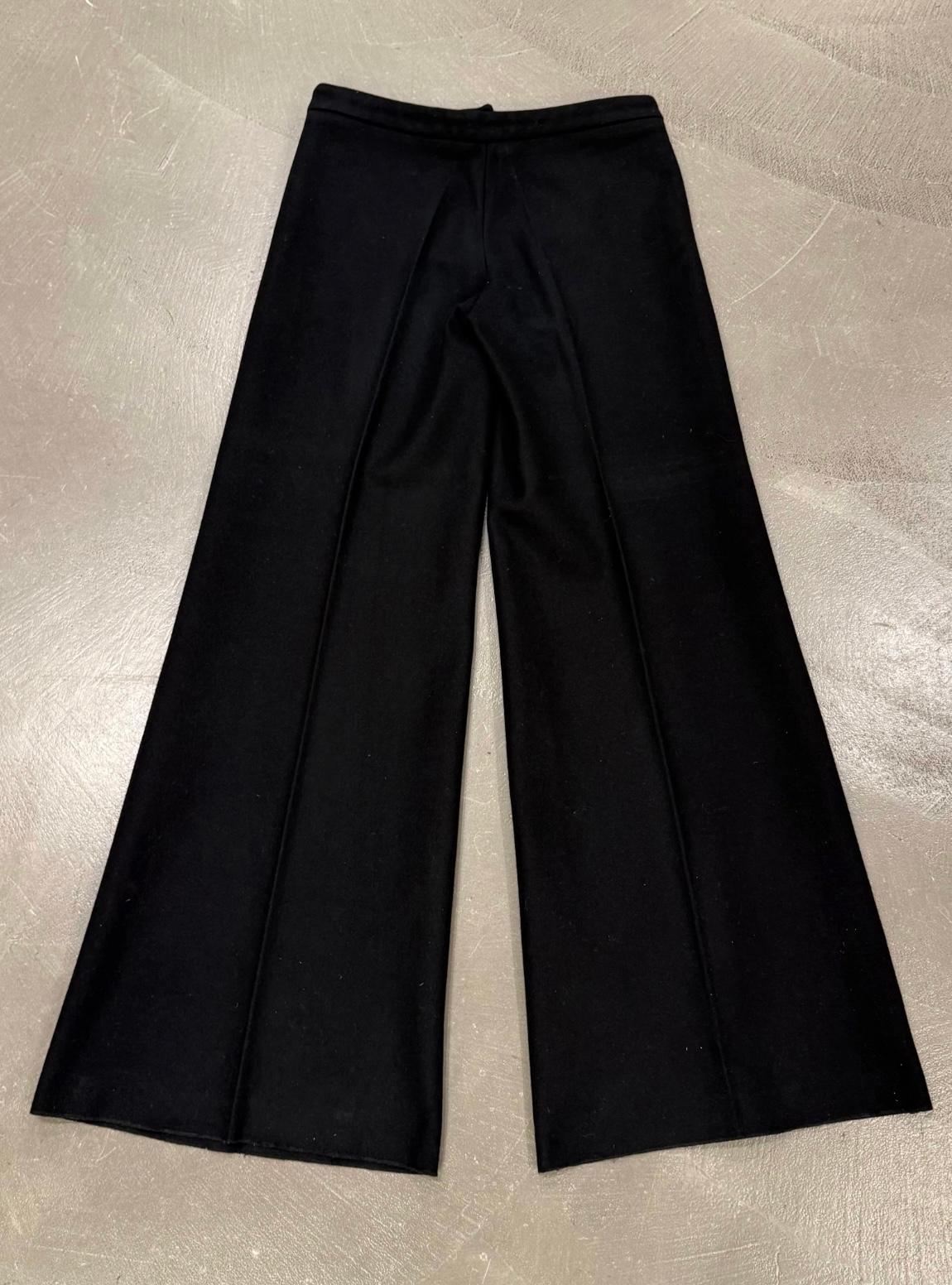 1990er Alexander McQueen Matrosenhose zum Aufknöpfen

Diese Matrosenhose von Alexander McQueen aus den 1990er-Jahren interpretiert die Schneiderkunst der Marine durch die frühe, klar strukturierte Ästhetik des Designers neu. Die hohe Taille, die