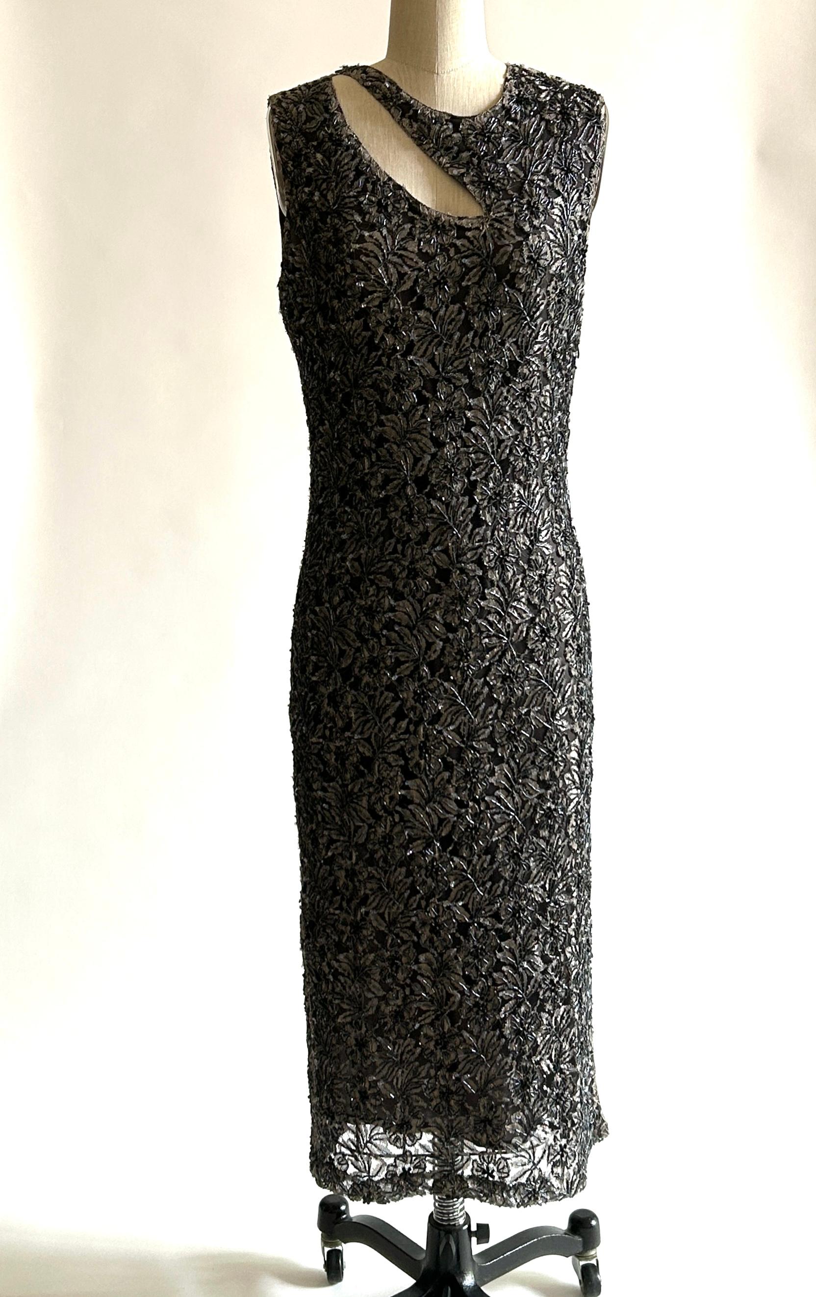 Robe midi vintage Alexander McQueen des années 1990, sans manches, en dentelle taupe et noire brodée de perles grises et de perles de jais sur une doublure gris brunâtre. Des lanières traversent la poitrine et des boutons sont placés sur les épaules