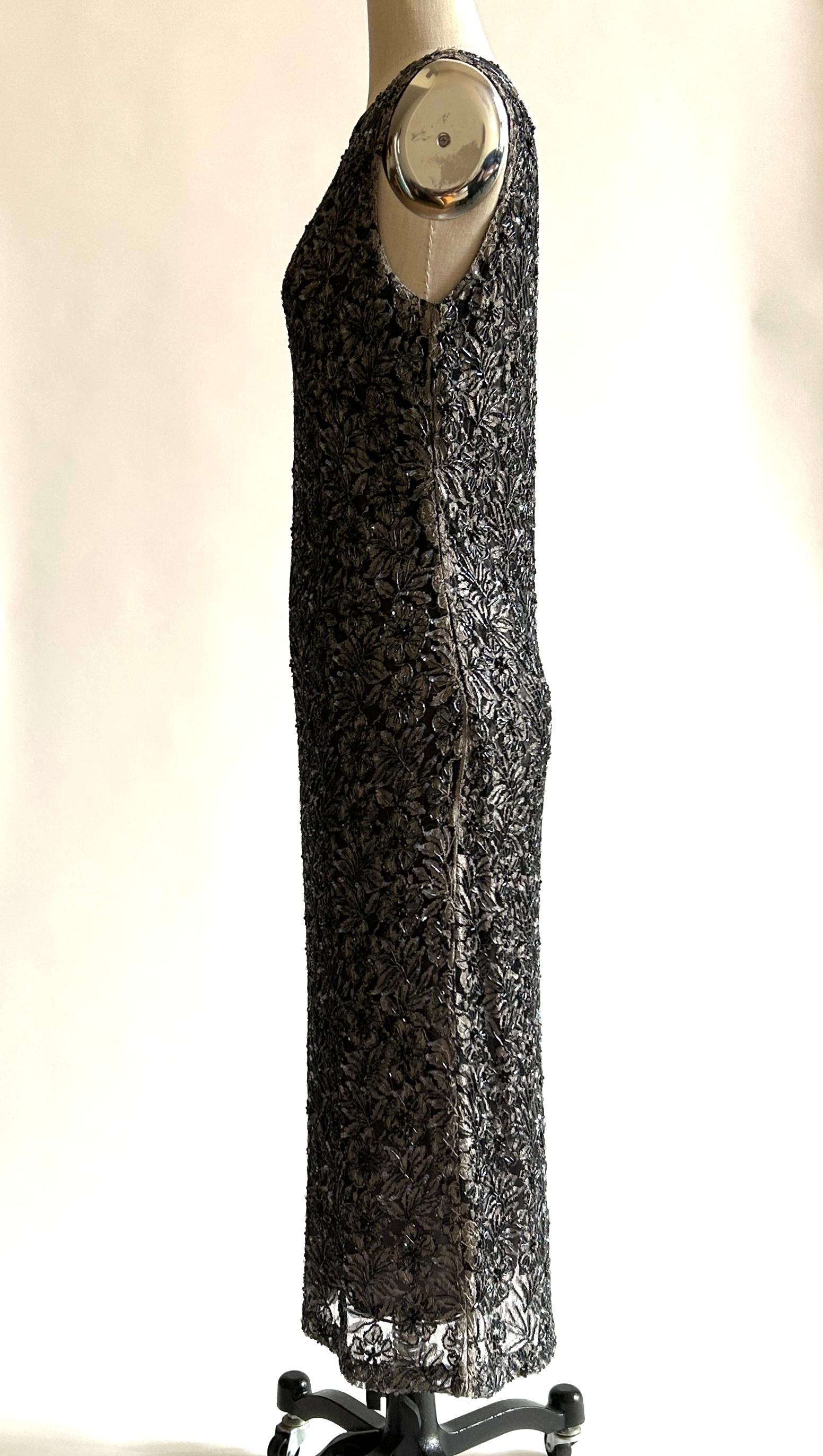 Noir Alexander McQueen - Robe midi en dentelle perlée grise et noire, années 1990 en vente