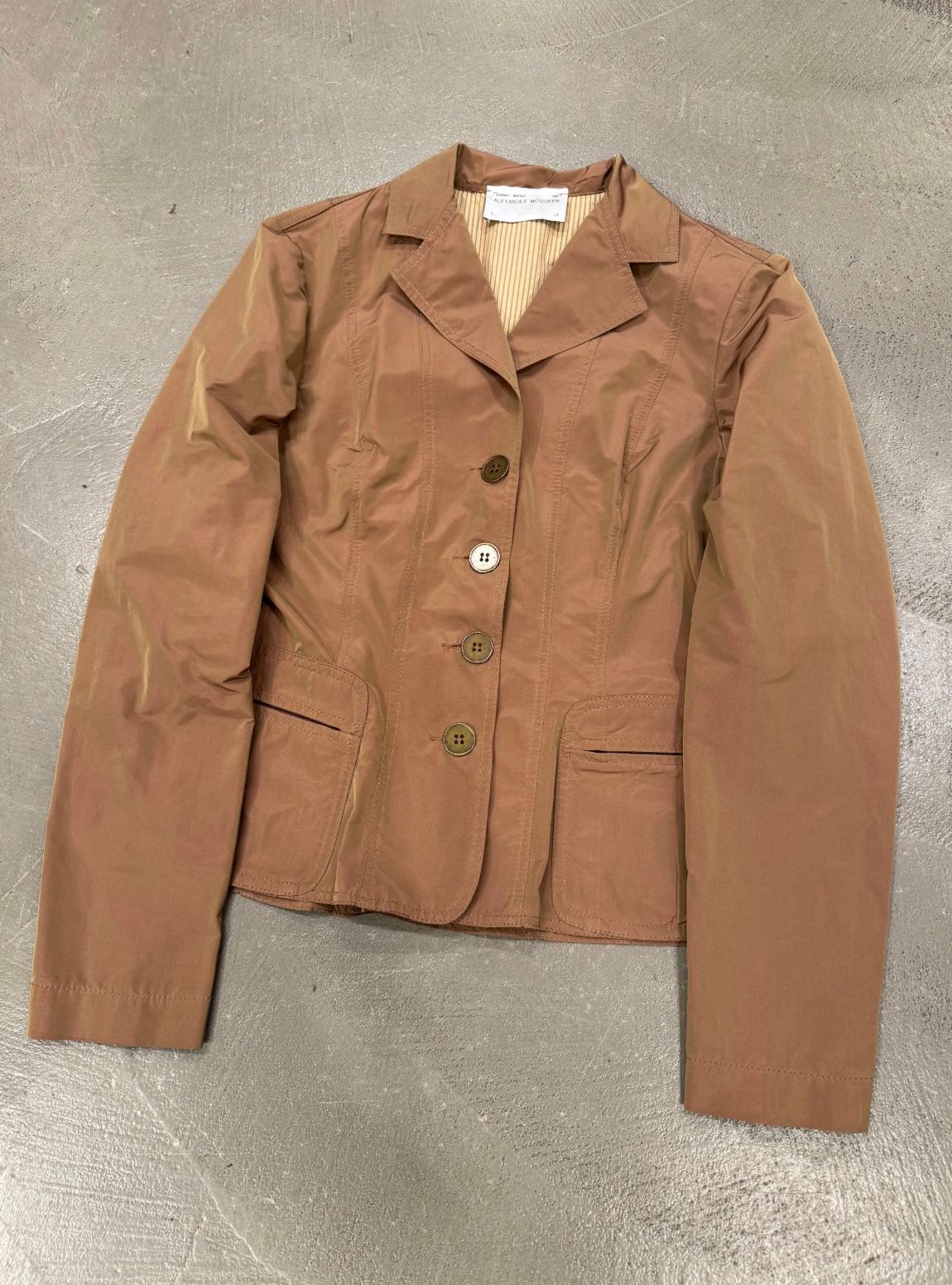 Blazer irisé Alexander Mcqueen des années 1990

Ce blazer de tailleur des années 1990 d'Alexander McQueen met en valeur la construction pointue du créateur avec une subtile touche expérimentale. Fabrice en tissu léger et irisé dans un ton cuivré