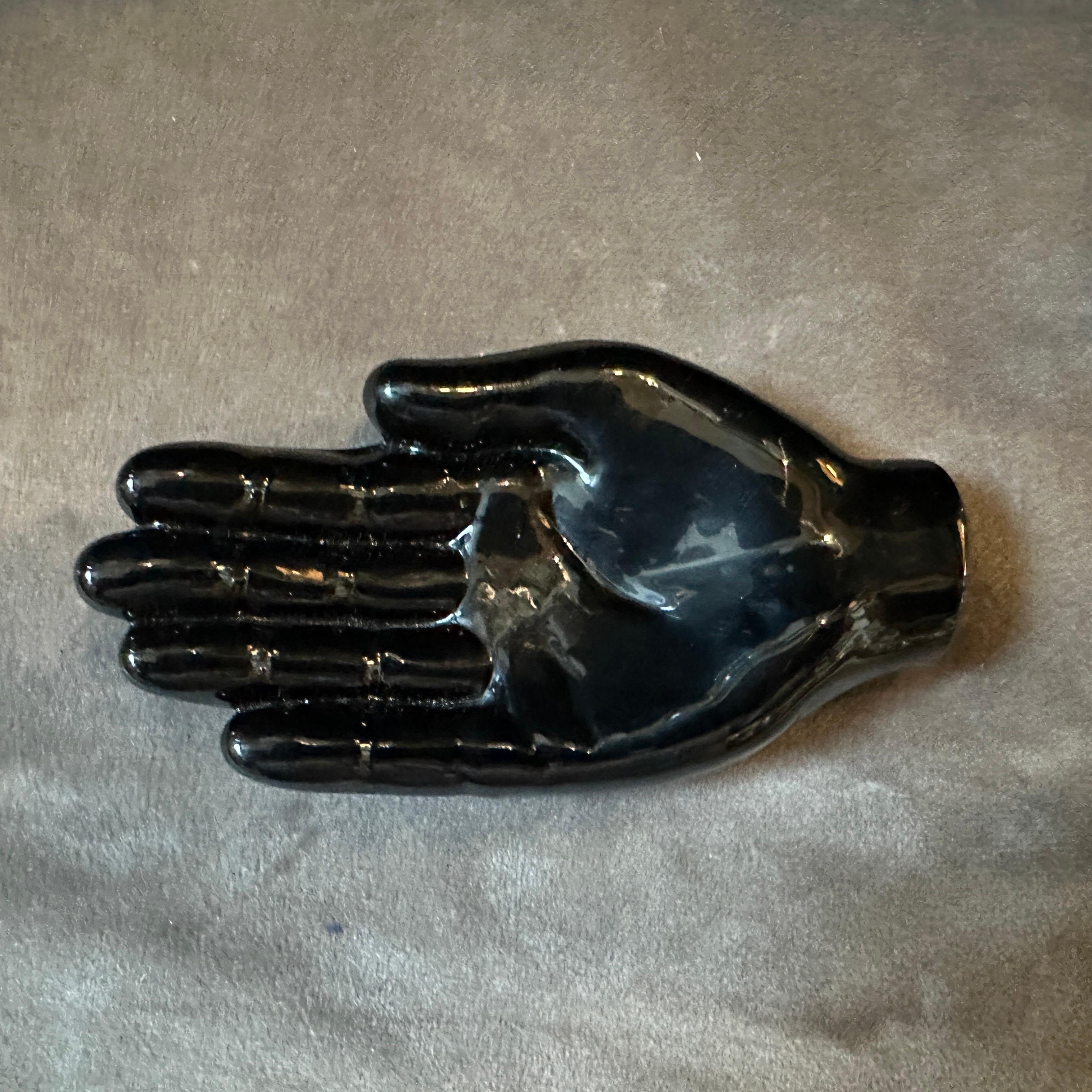 1990s Alfredo Barbini Modern Black Murano Glass Paperweight depicting an Hand In Excellent Condition For Sale In Aci Castello, IT