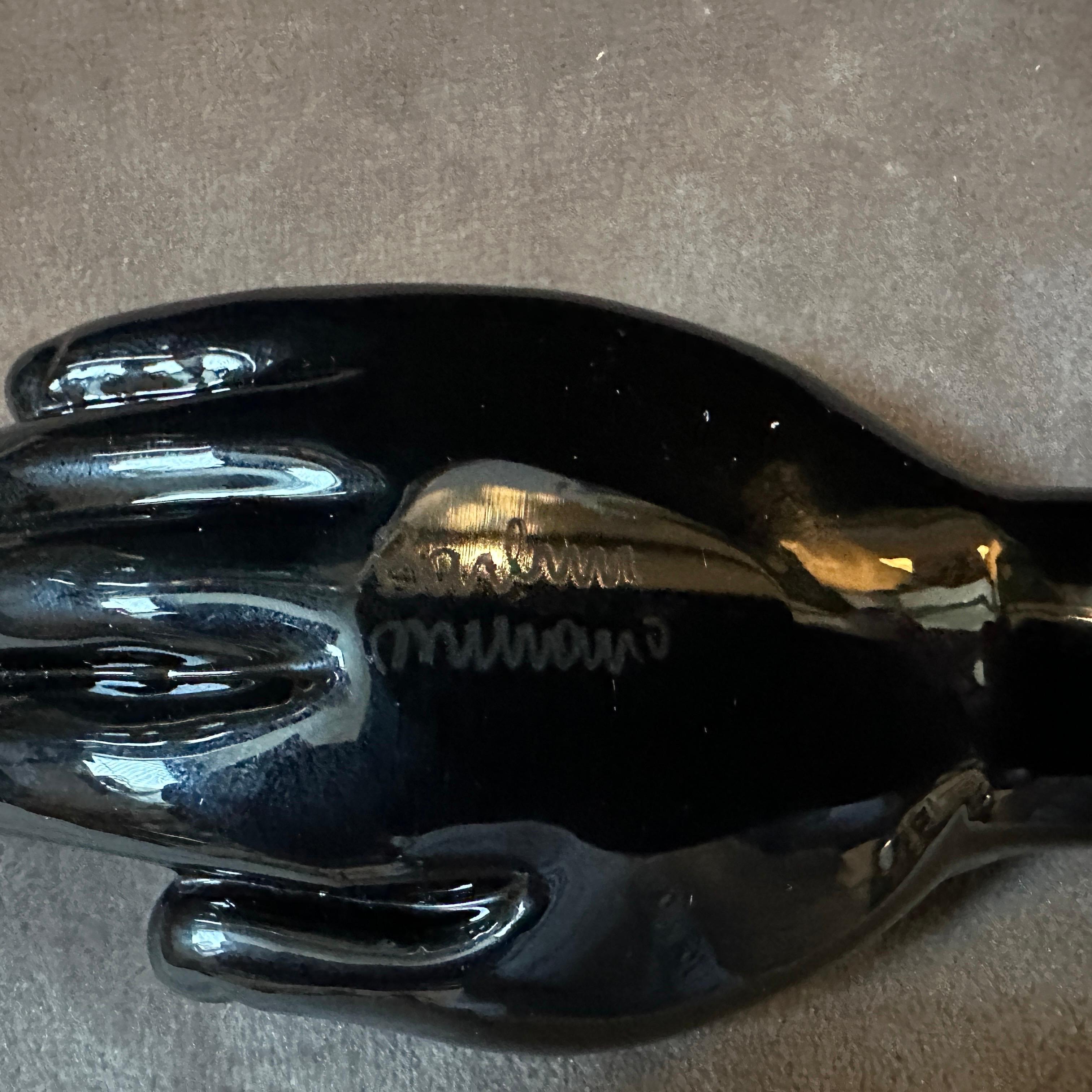 1990s Alfredo Barbini Modern Black Murano Glass Paperweight depicting an Hand For Sale 3