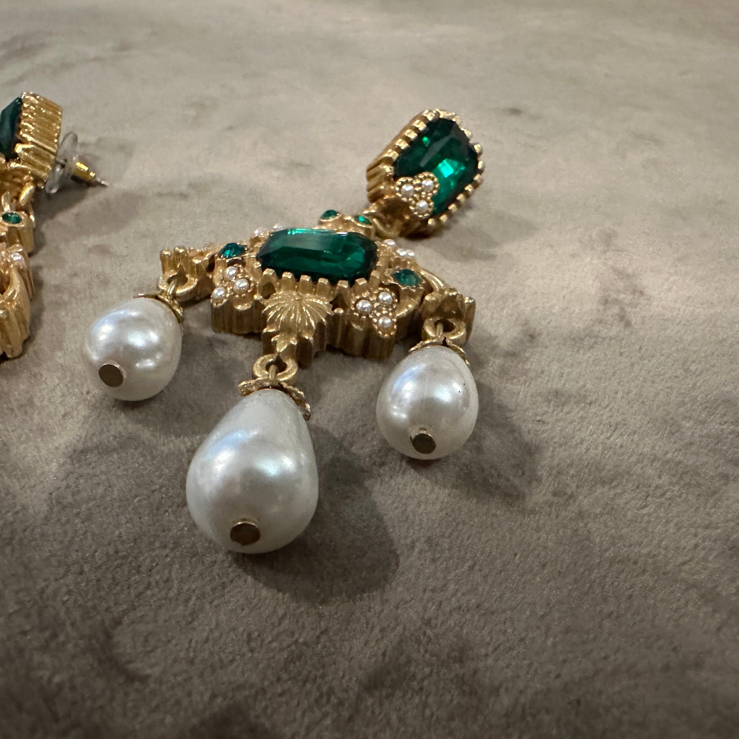 1990er Jahre Erstaunlicher Modeschmuck Kronleuchter-Ohrringe von Antigona Paris im Angebot 5