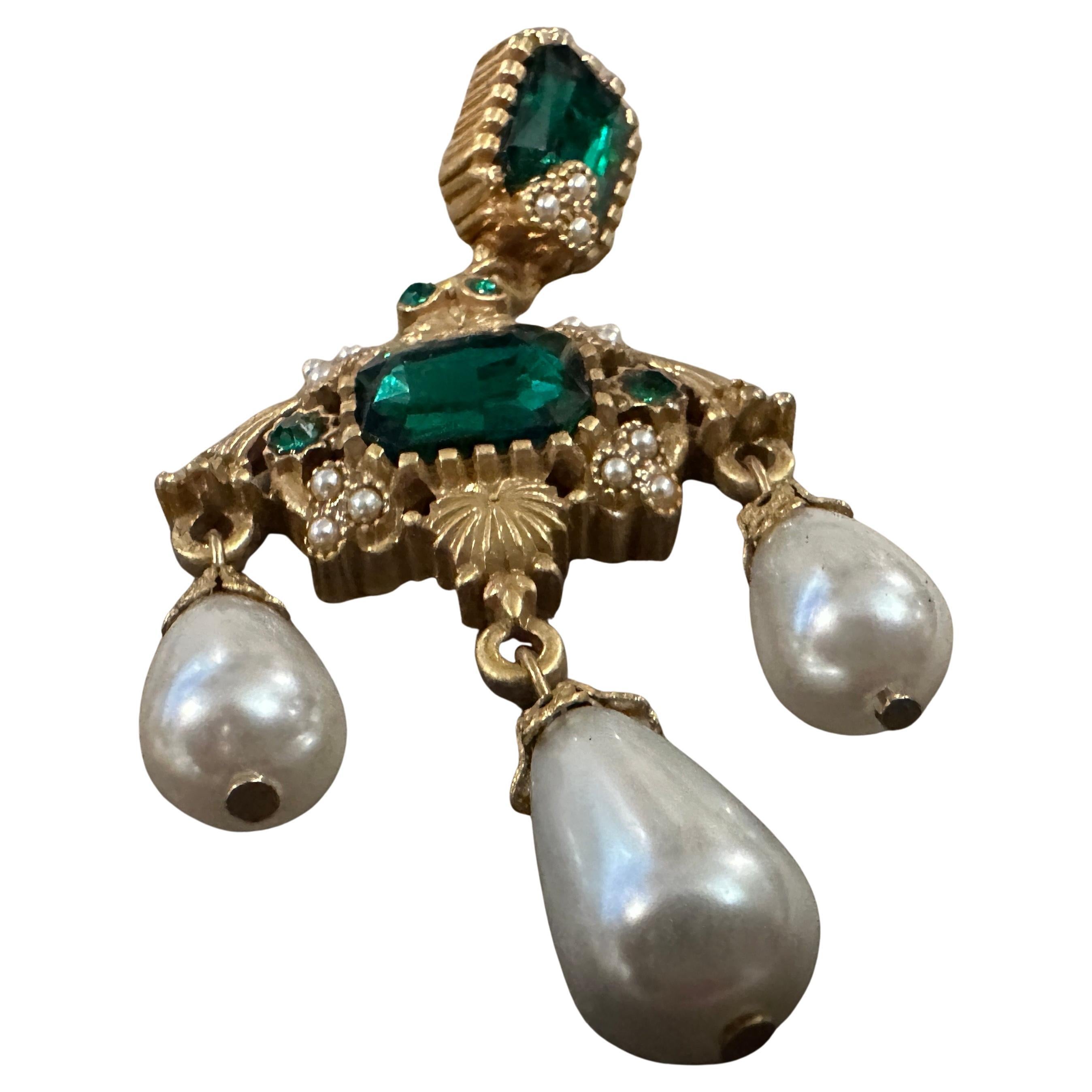 Dieses spektakuläre Paar Antigona Paris-Kronleuchter-Ohrringe ist ein typisches Stück französischen Modeschmucks der 1990er Jahre. Antigona, bekannt für ihre kühnen, modernistischen Kreationen auf Couture-Niveau, die in renommierten Boutiquen