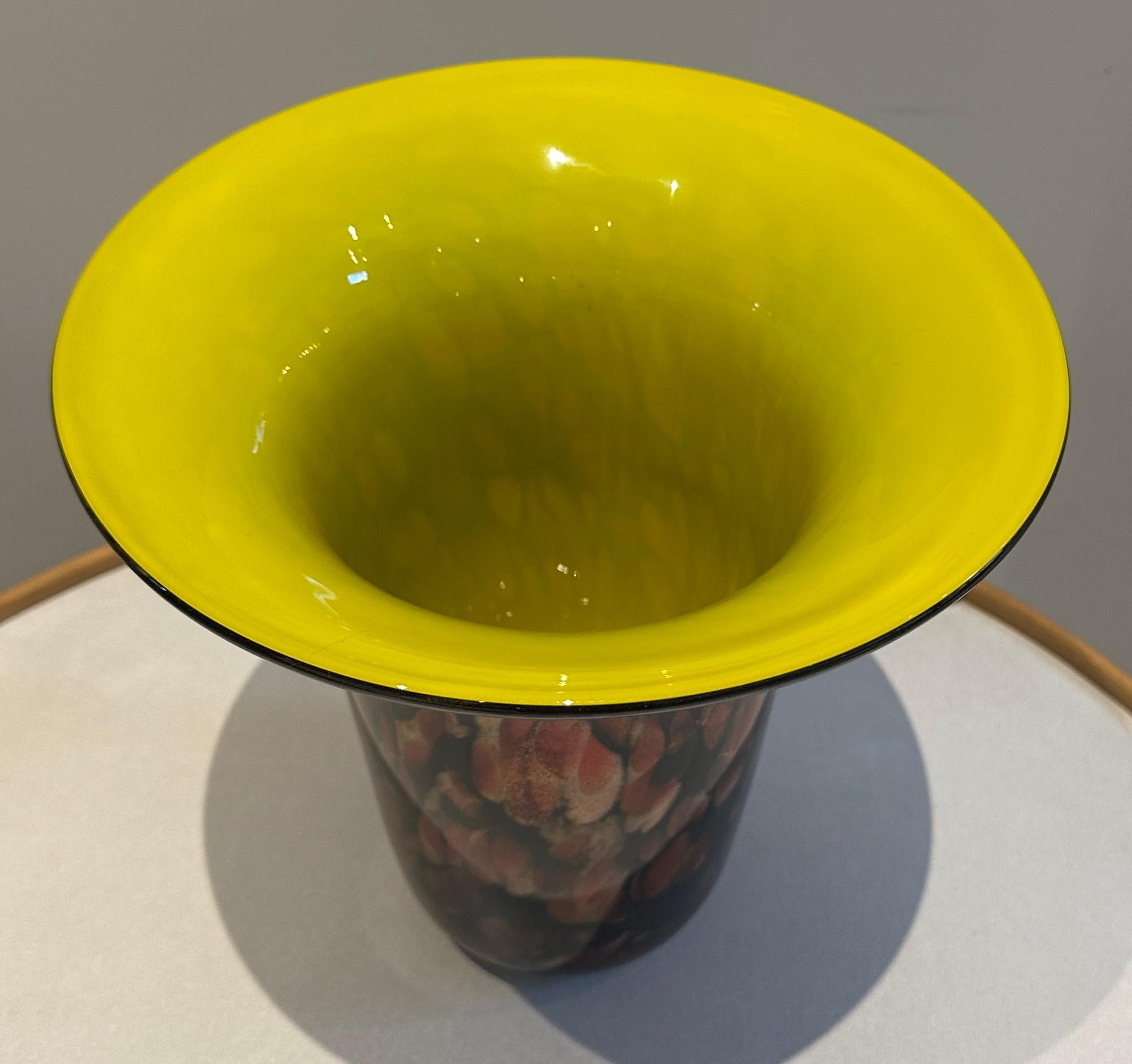 Vaso americano contemporaneo del 1990 soffiato a mano in avventurina e vetro giallo brillante in vendita 2