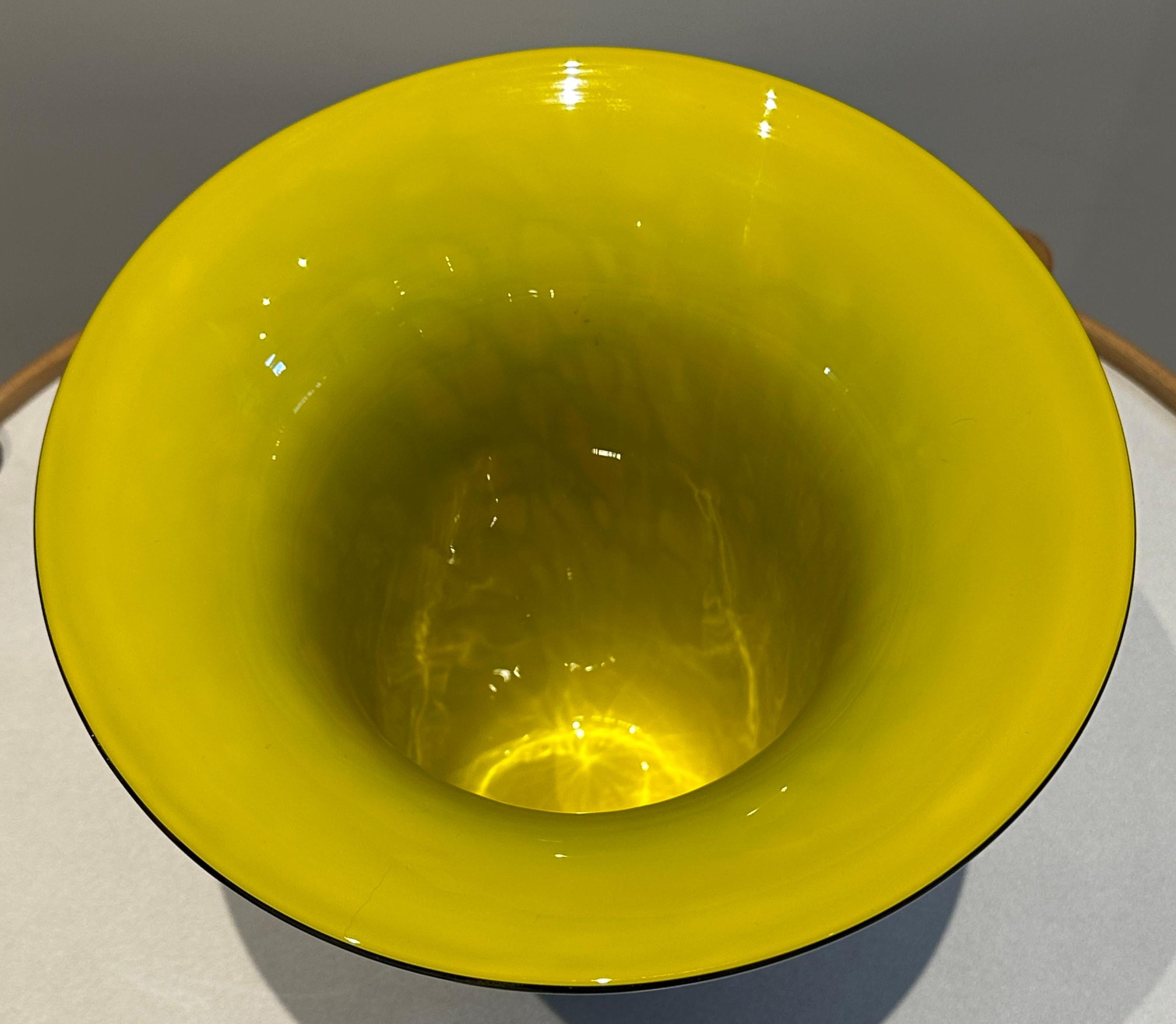 Vaso americano contemporaneo del 1990 soffiato a mano in avventurina e vetro giallo brillante in vendita 3