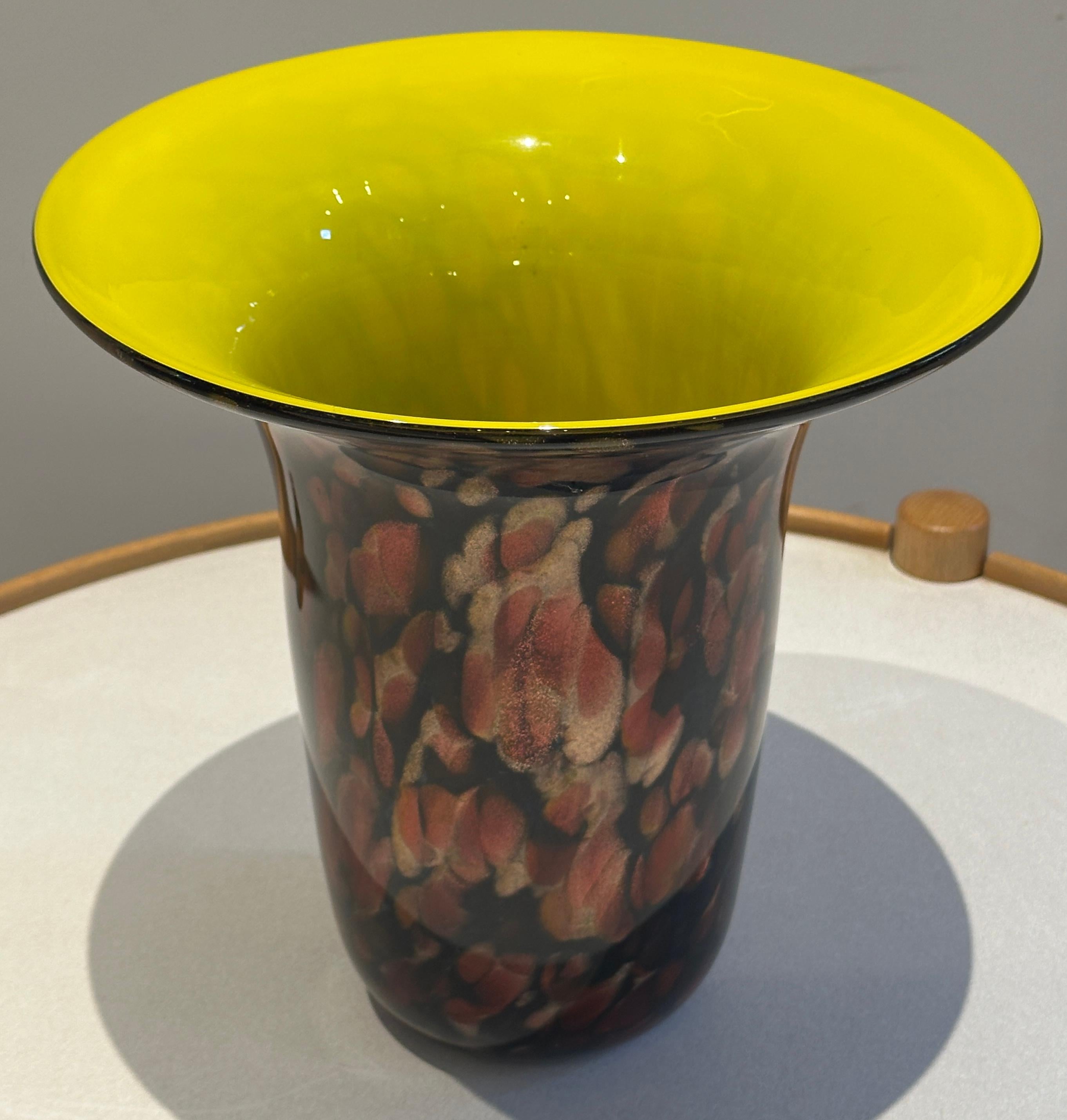 Vaso americano contemporaneo del 1990 soffiato a mano in avventurina e vetro giallo brillante in vendita 5