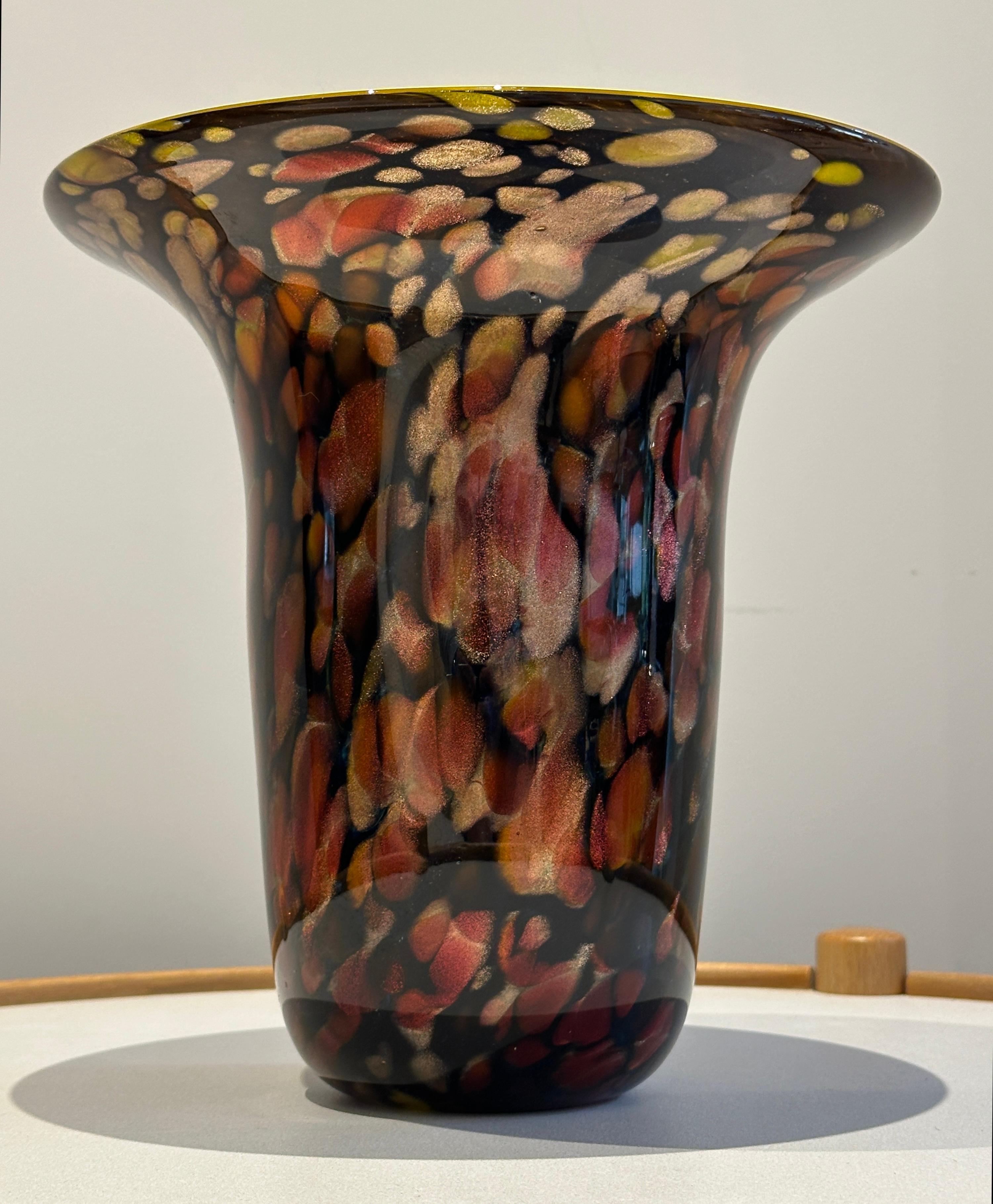 Vaso americano contemporaneo del 1990 soffiato a mano in avventurina e vetro giallo brillante in vendita 6