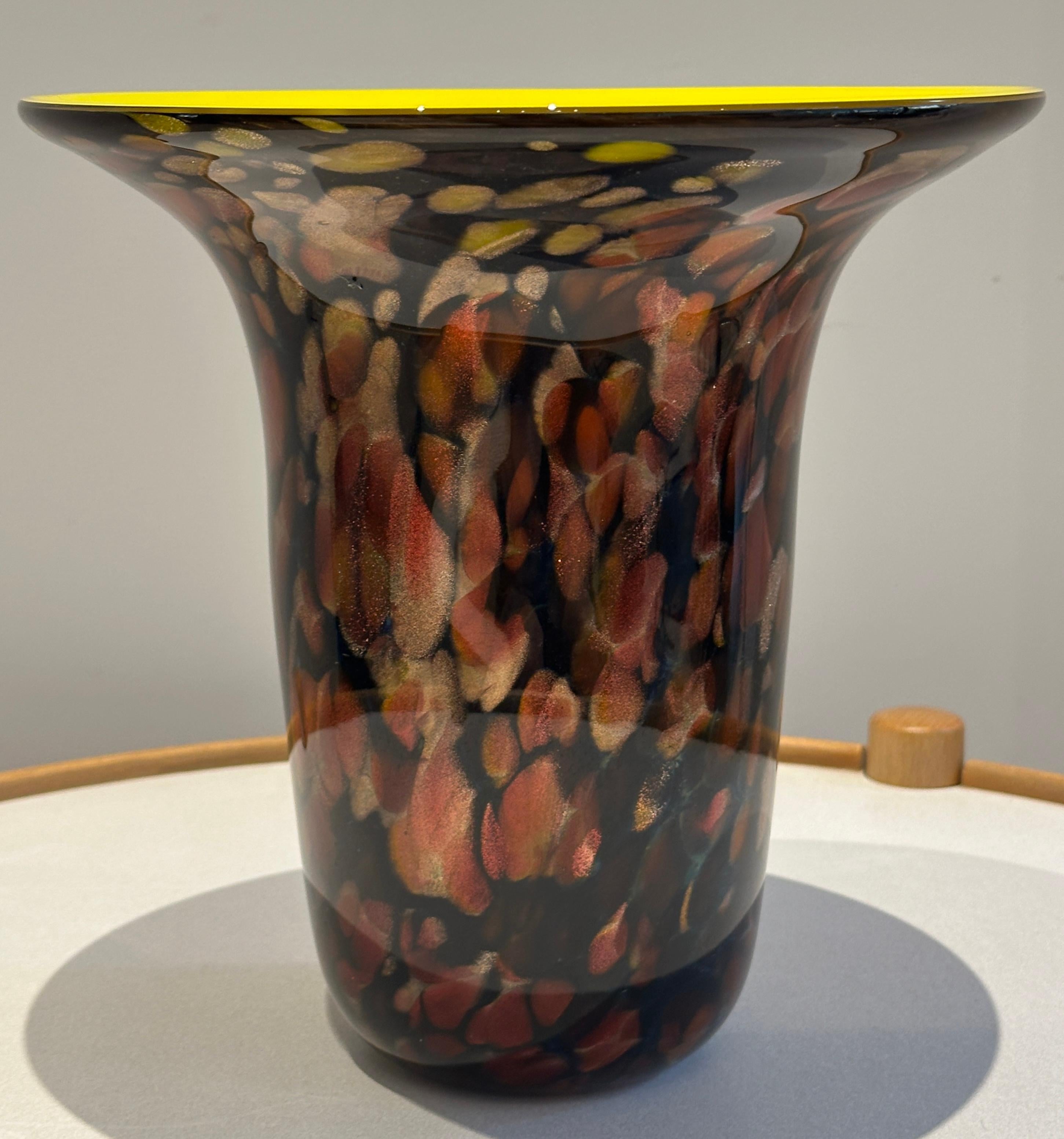 Vaso americano contemporaneo del 1990 soffiato a mano in avventurina e vetro giallo brillante in vendita 8