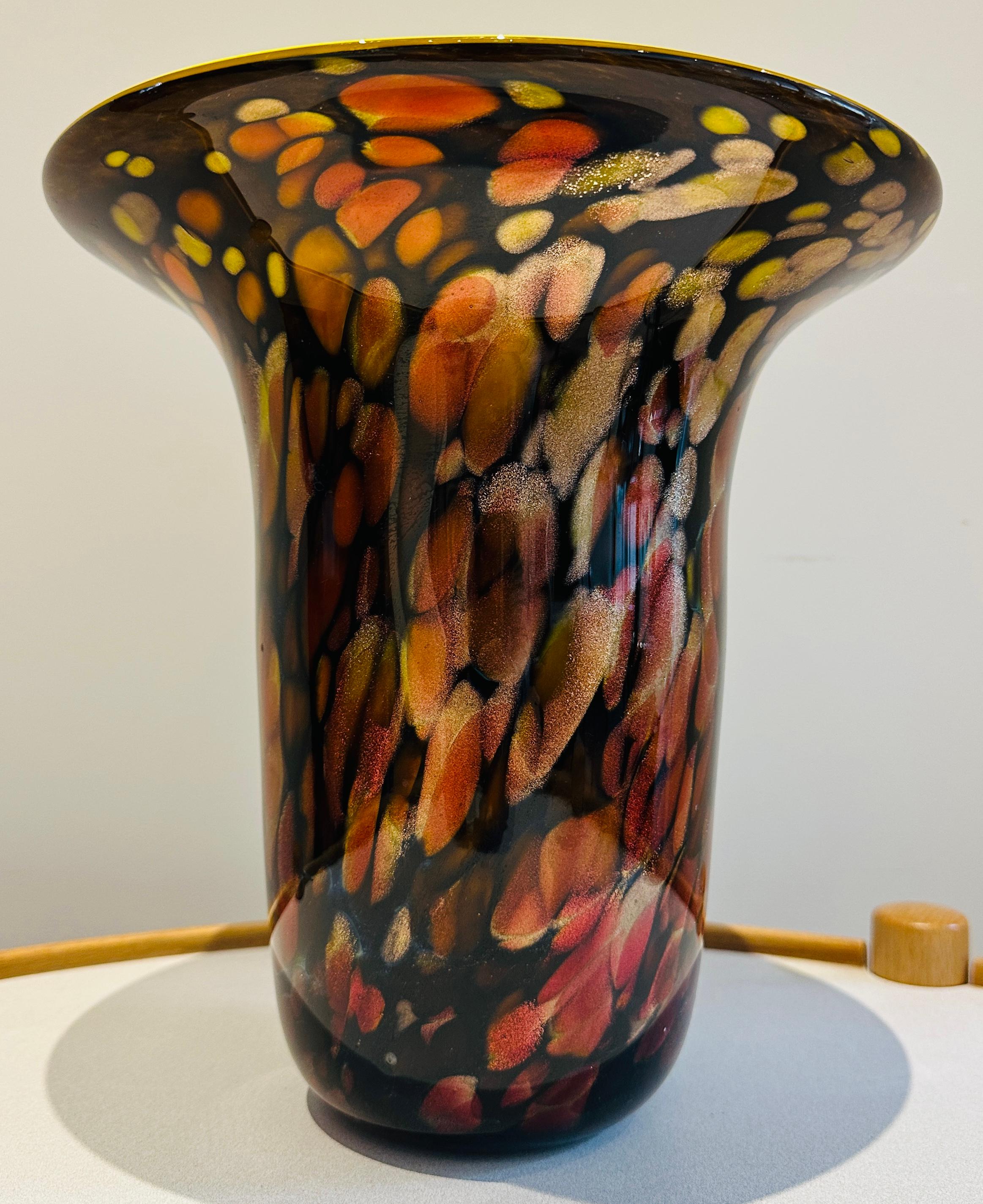 Mid-Century moderno Vaso americano contemporaneo del 1990 soffiato a mano in avventurina e vetro giallo brillante in vendita