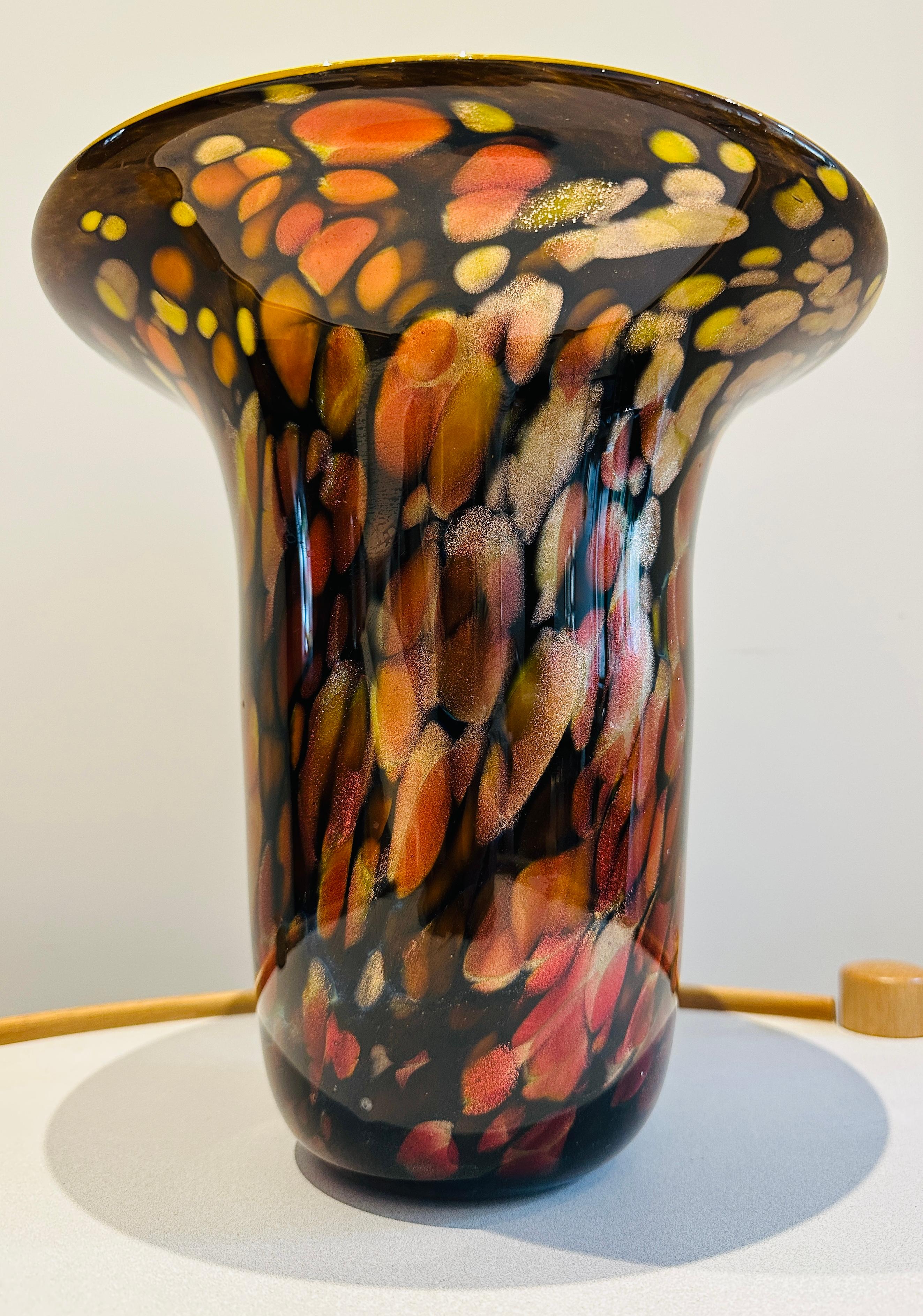 Americano Vaso americano contemporaneo del 1990 soffiato a mano in avventurina e vetro giallo brillante in vendita