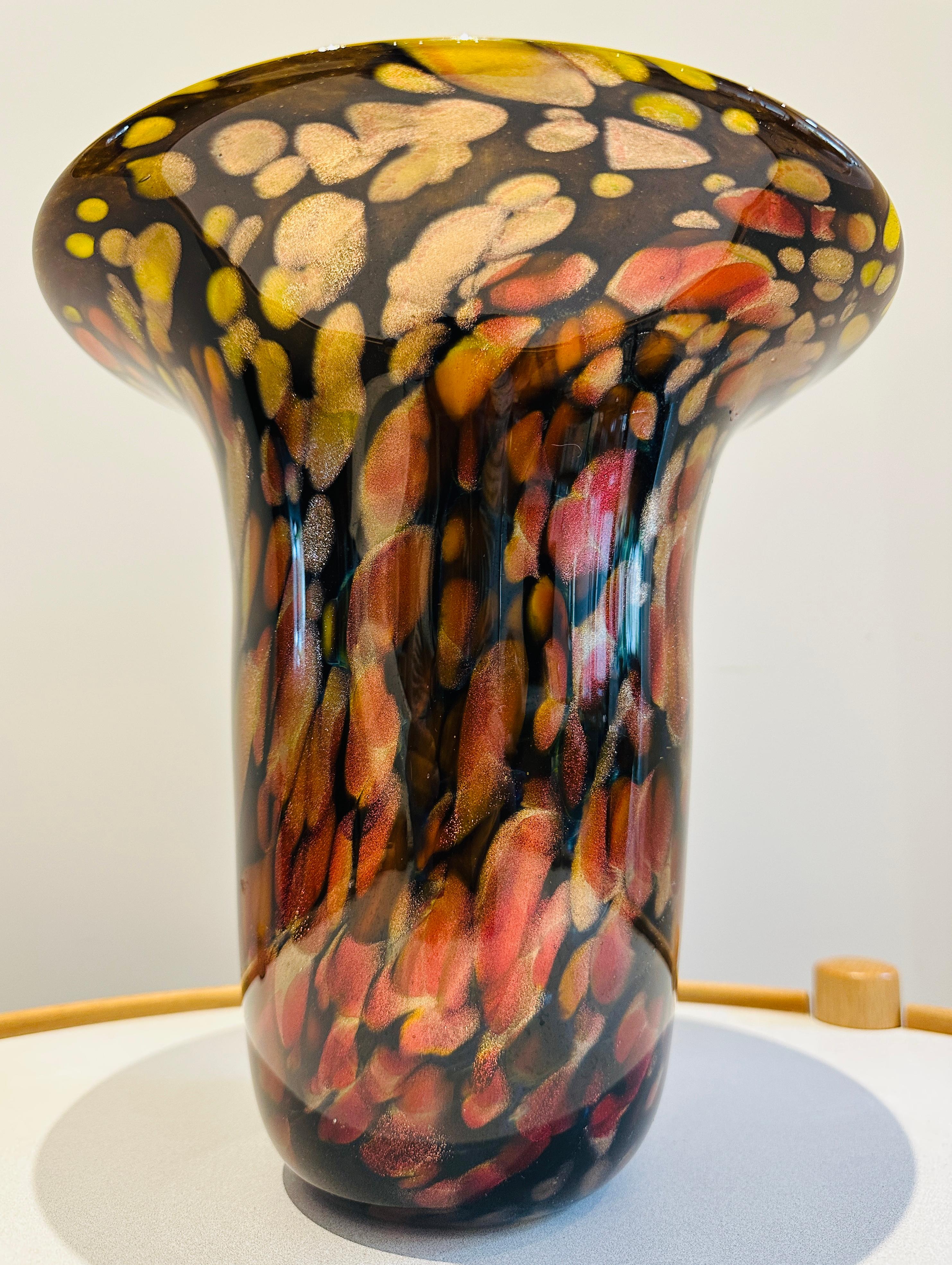 Fatto a mano Vaso americano contemporaneo del 1990 soffiato a mano in avventurina e vetro giallo brillante in vendita