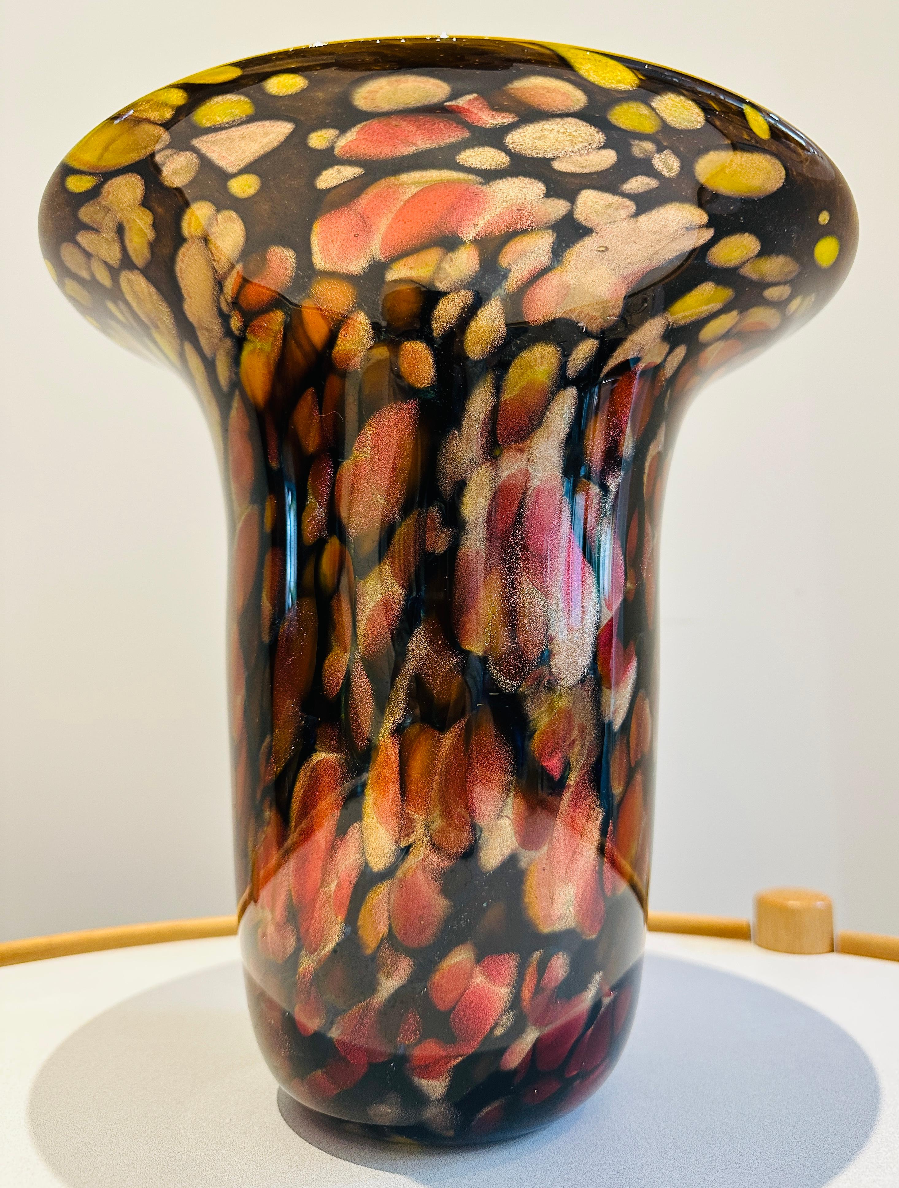 Vaso americano contemporaneo del 1990 soffiato a mano in avventurina e vetro giallo brillante In condizioni buone in vendita a London, England