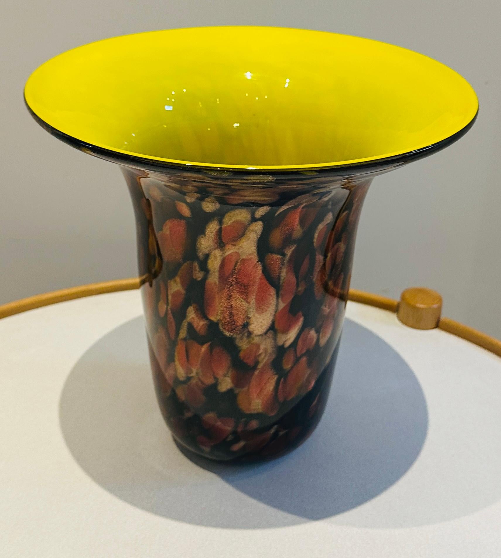 Vaso americano contemporaneo del 1990 soffiato a mano in avventurina e vetro giallo brillante in vendita 1