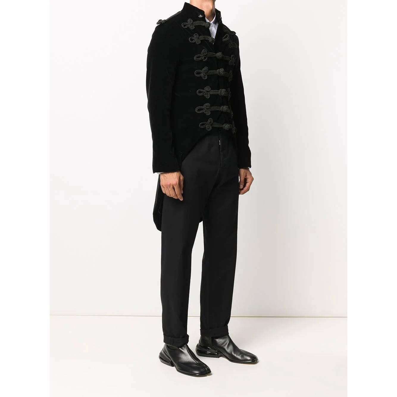 A.N.G.E.L.O. Vintage - ITALY 

A.N.G.E.L.O. Vintage Cult black velvet Tight jacket . 
Stand-up collar with decorative buttons, single-breasted front closure with frogs, long sleeves and buttoned cuffs.

Years: 90s

Made in Italy

Size: S

Flat