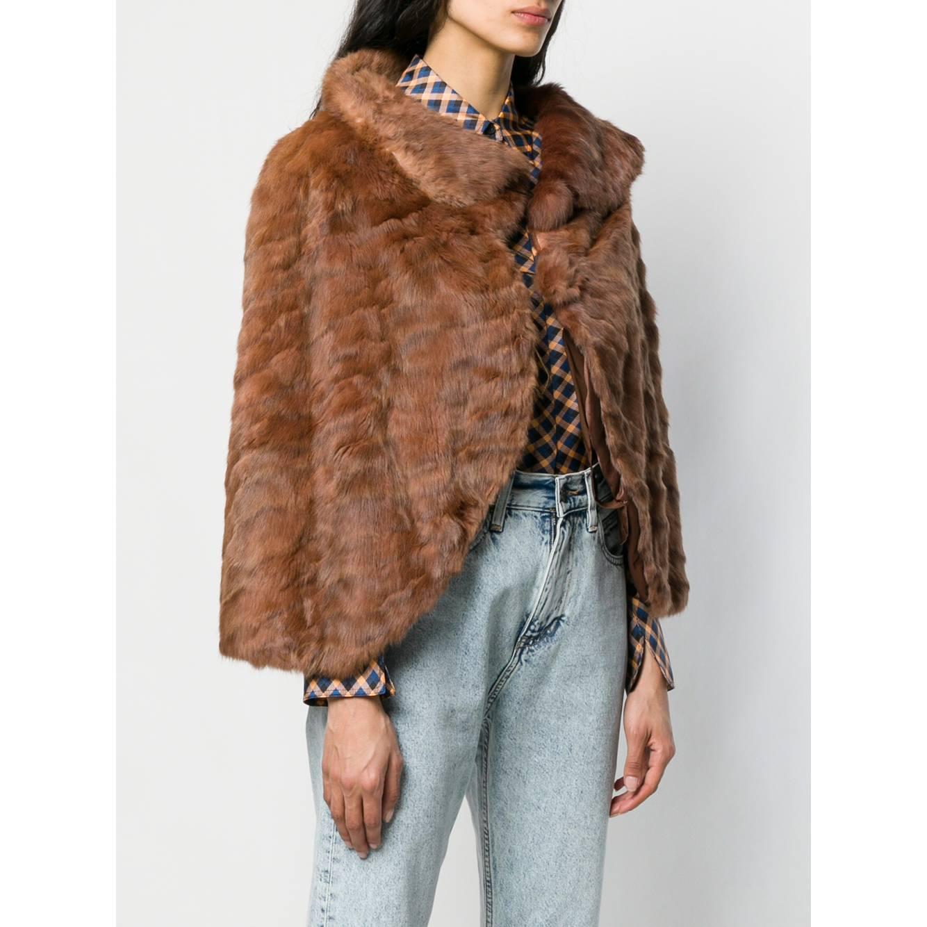 A.N.G.E.L.O. Vintage - ITALY
A.N.G.E.L.O. Vintage Cult brown rabbit fur cape. Slightly shawl round collar and front buttons. Short up to the waist model with rounded edges.

Please note this item cannot be shipped outside the European Union.

Years: