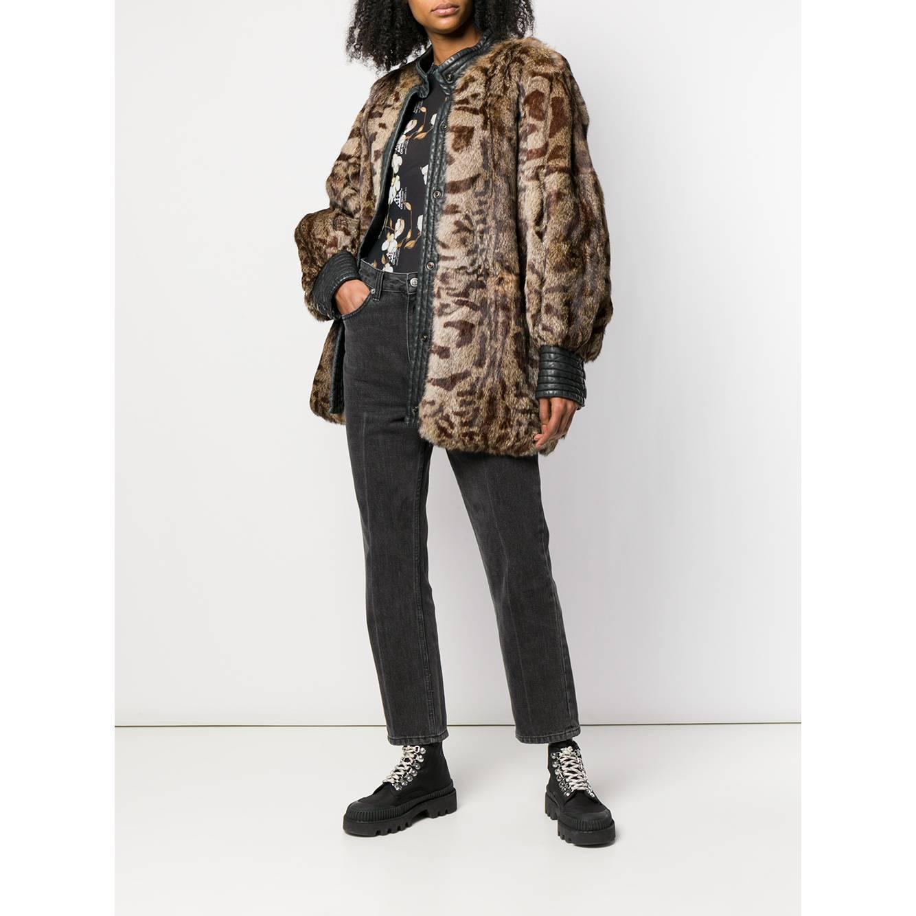 A.N.G.E.L.O. Vintage Cult spotted rabbit fur in shades of beige and brown. Raised collar, front closure with snap buttons. Long sleeves, front welt pockets, edges and sleeves finished in leather.

The product has slight signs of wear on the buttons