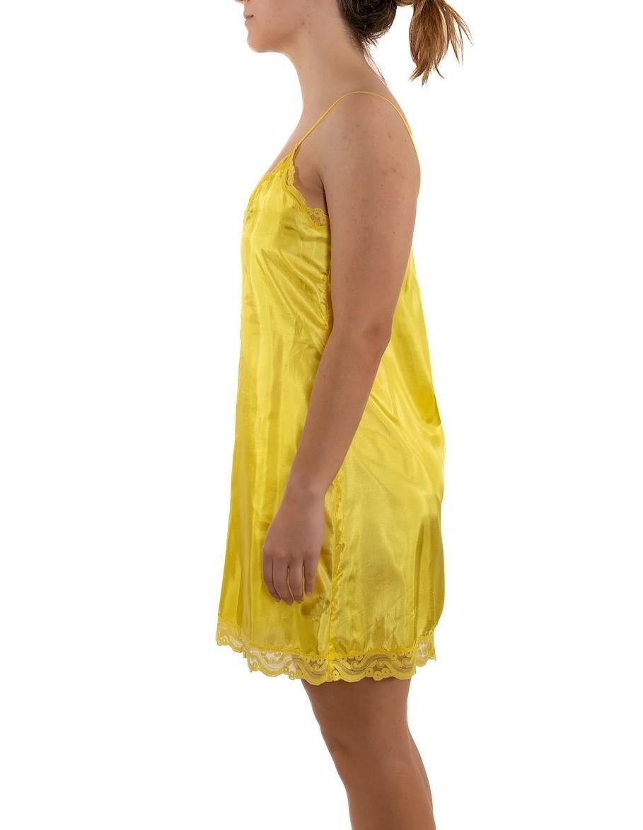 1990S Anna Sui - Vestito a sottoveste in rayon giallo con pizzo In condizioni buone in vendita a New York, NY