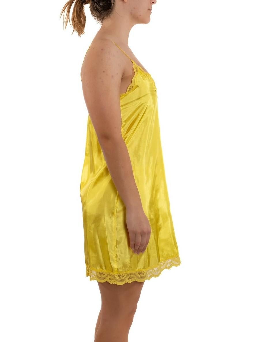 1990S Anna Sui - Vestito a sottoveste in rayon giallo con pizzo in vendita 1
